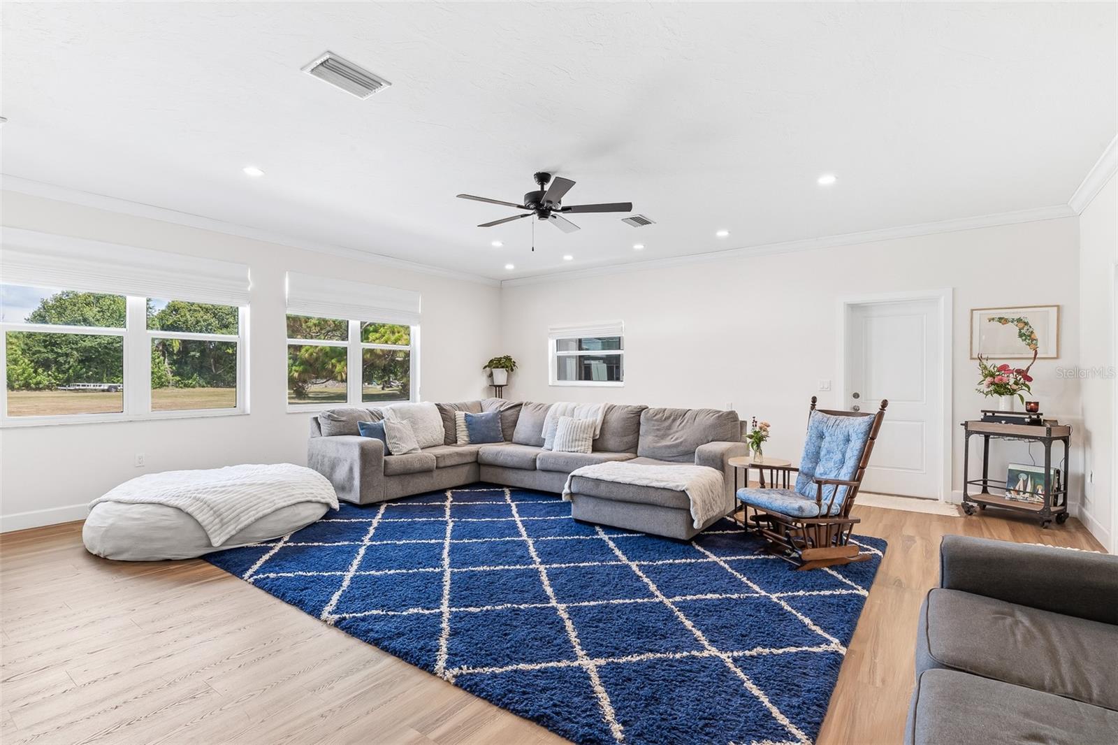 7565 CASTLE DR — photo 33