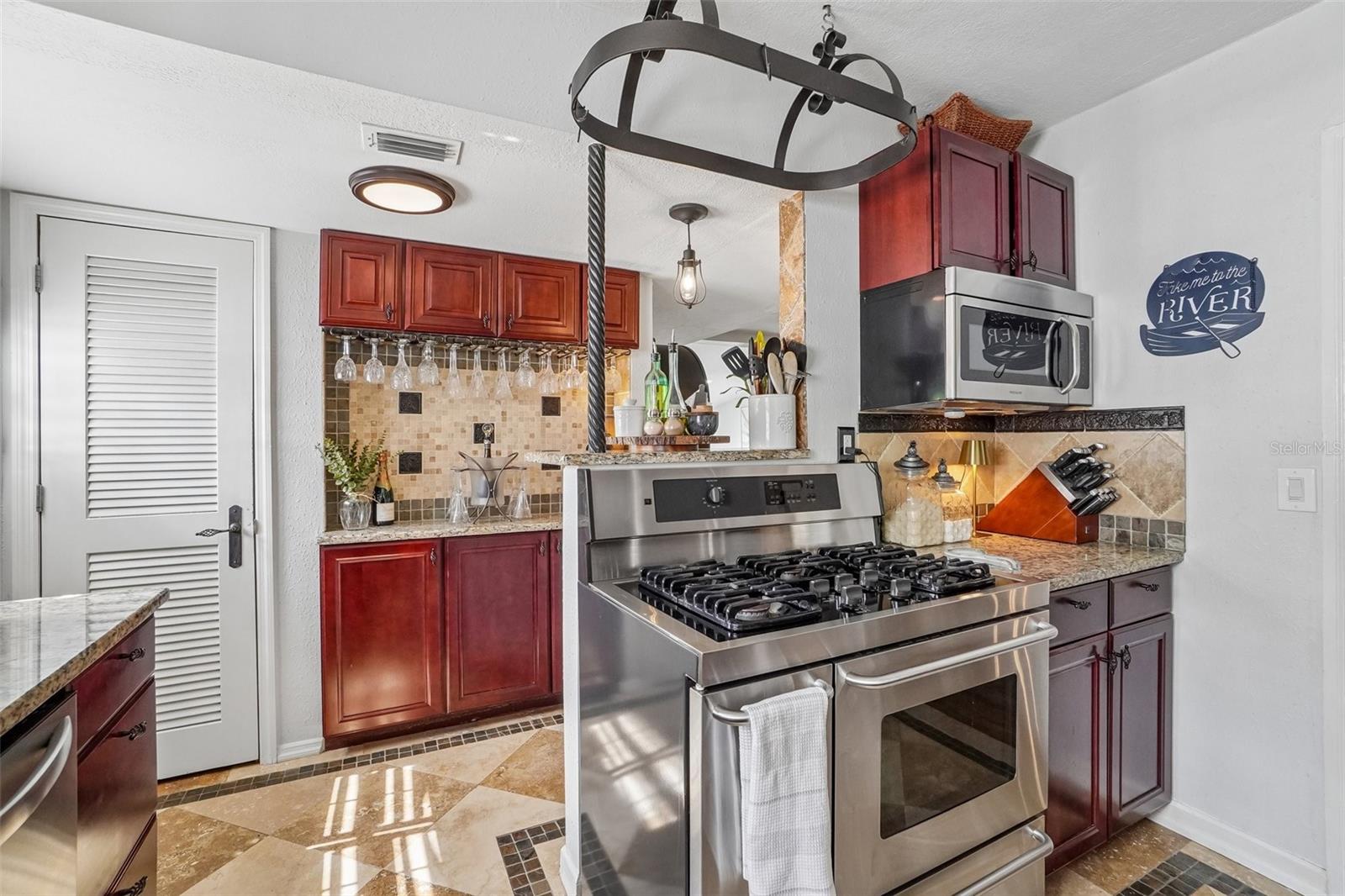 1204 E PARK CIR — photo 2