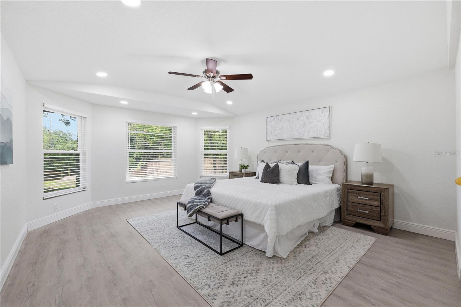 1915 E MULBERRY DR — photo 18