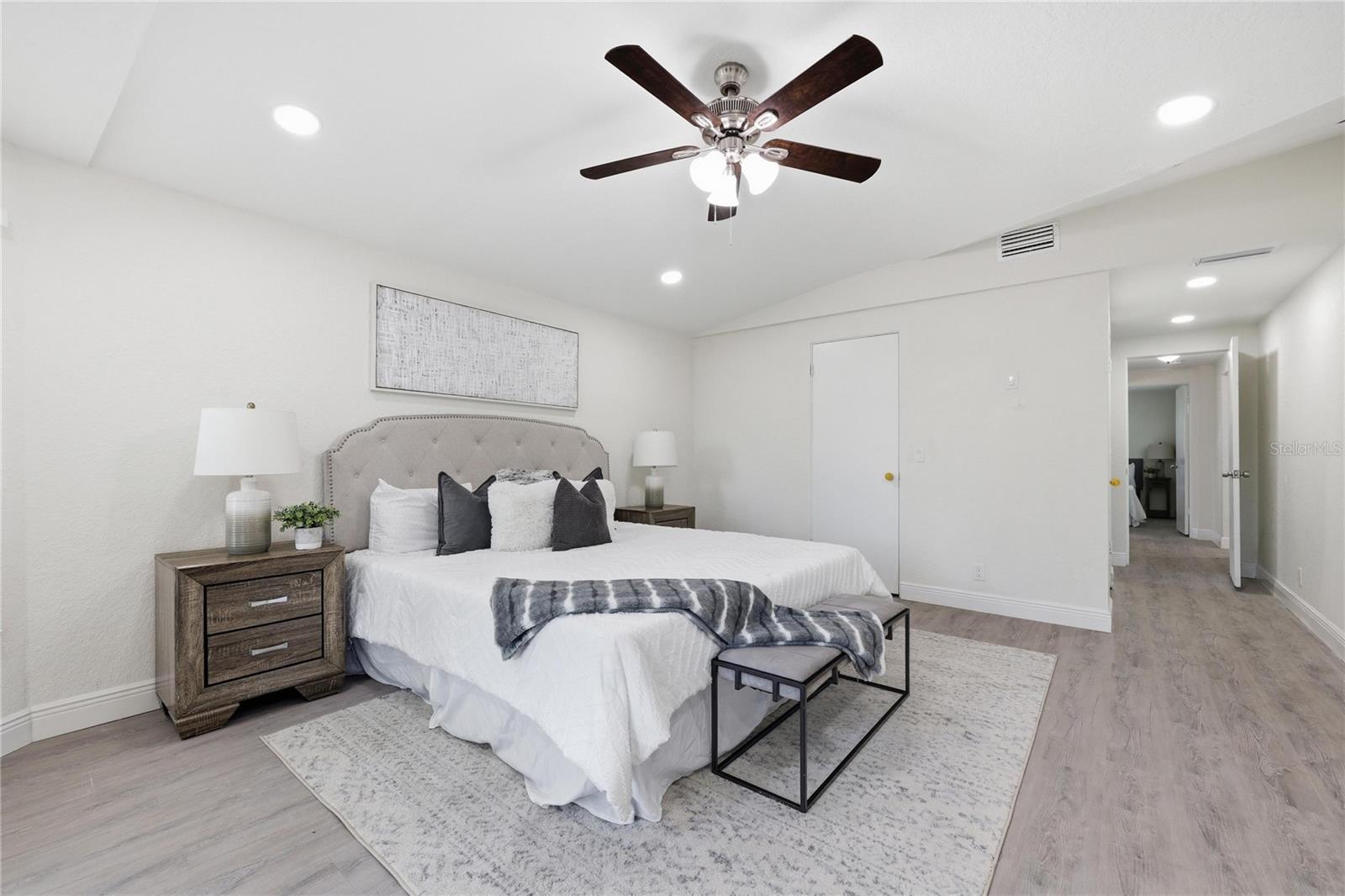 1915 E MULBERRY DR — photo 24