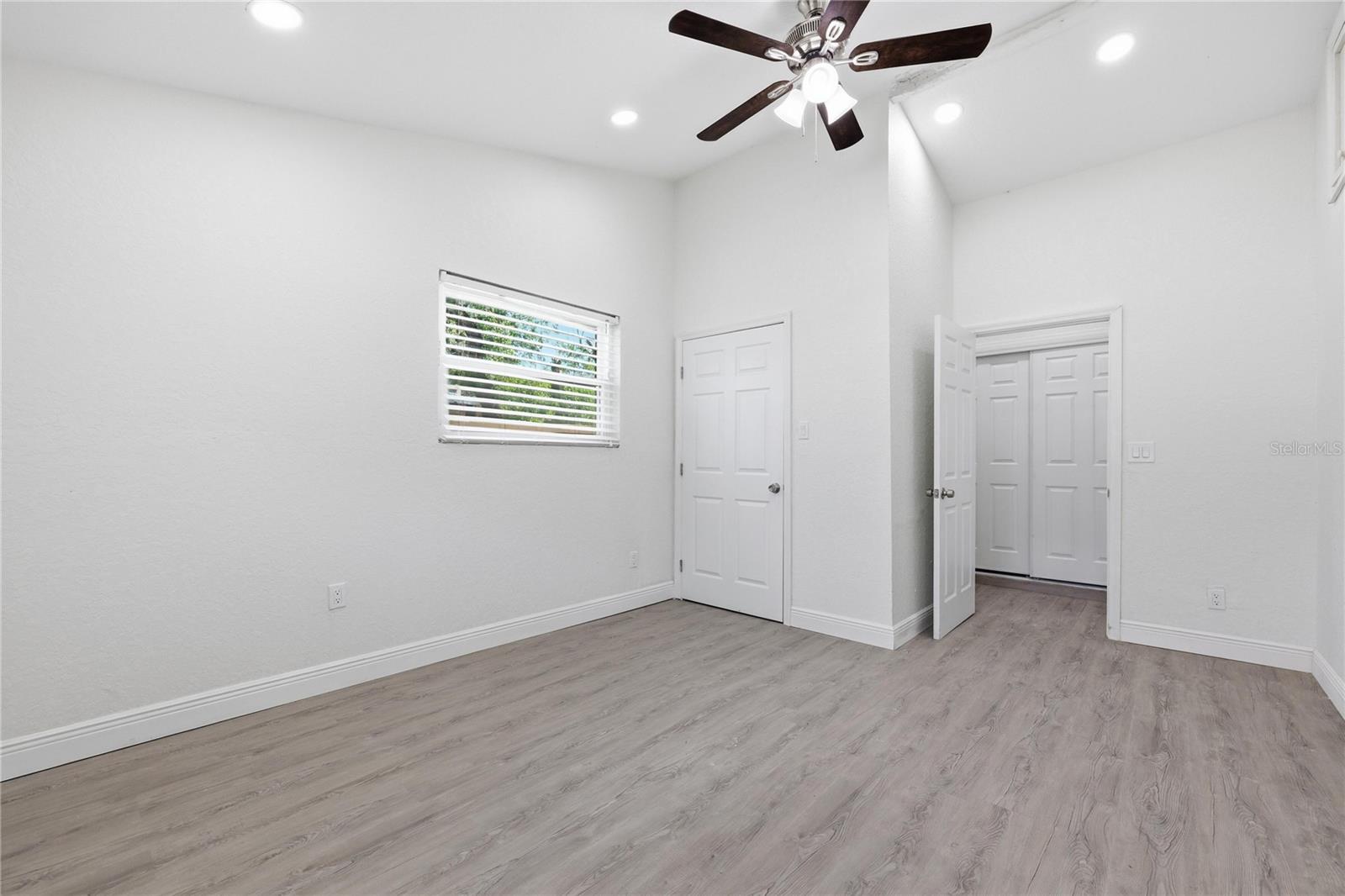 1915 E MULBERRY DR — photo 32