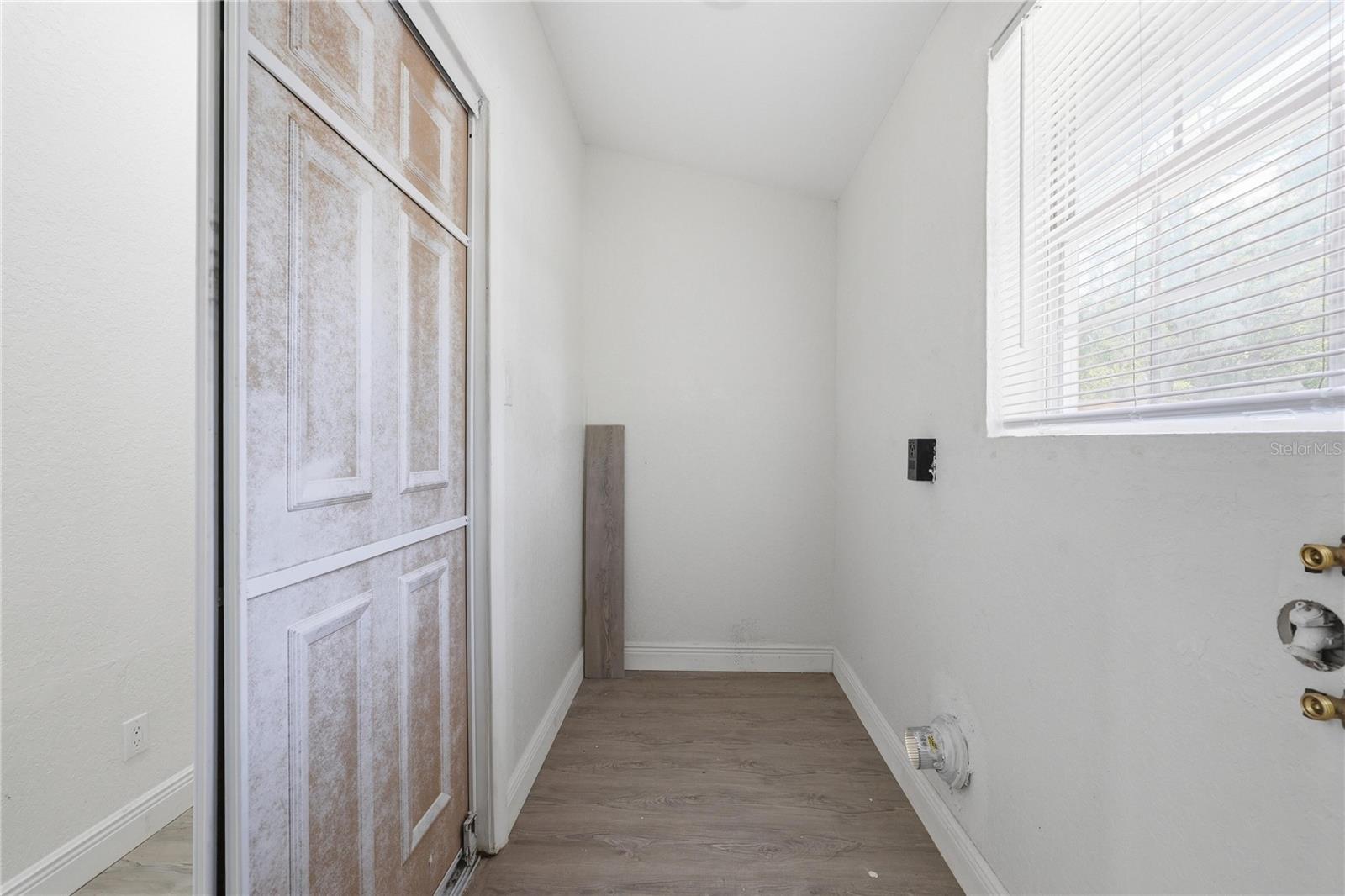 1915 E MULBERRY DR — photo 31