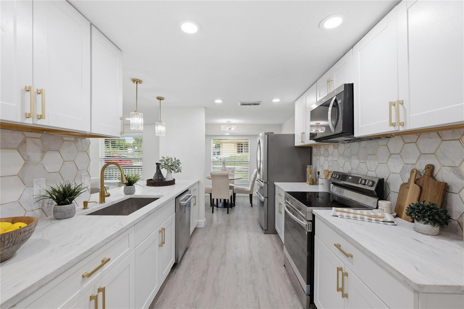 1915 E MULBERRY DR — photo 3