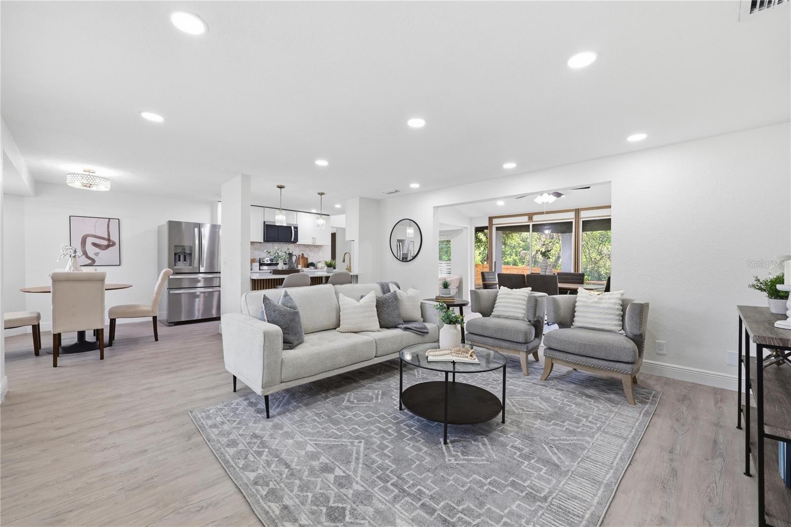 1915 E MULBERRY DR — photo 2