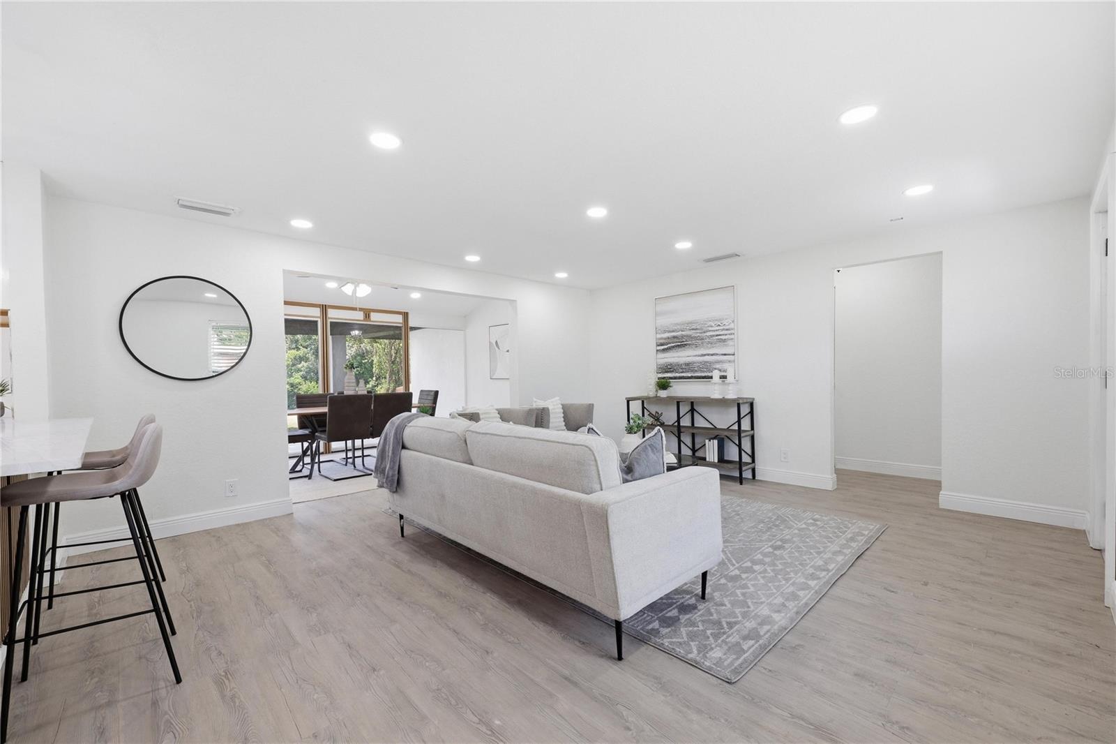 1915 E MULBERRY DR — photo 29