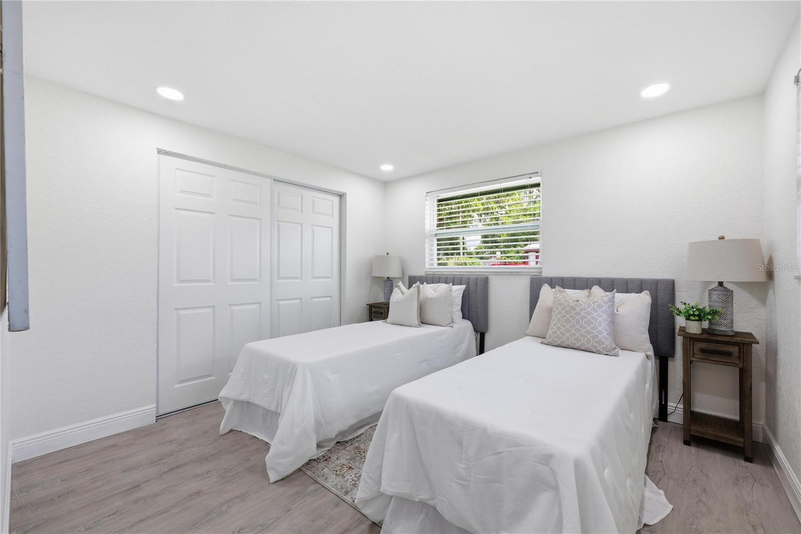 1915 E MULBERRY DR — photo 20