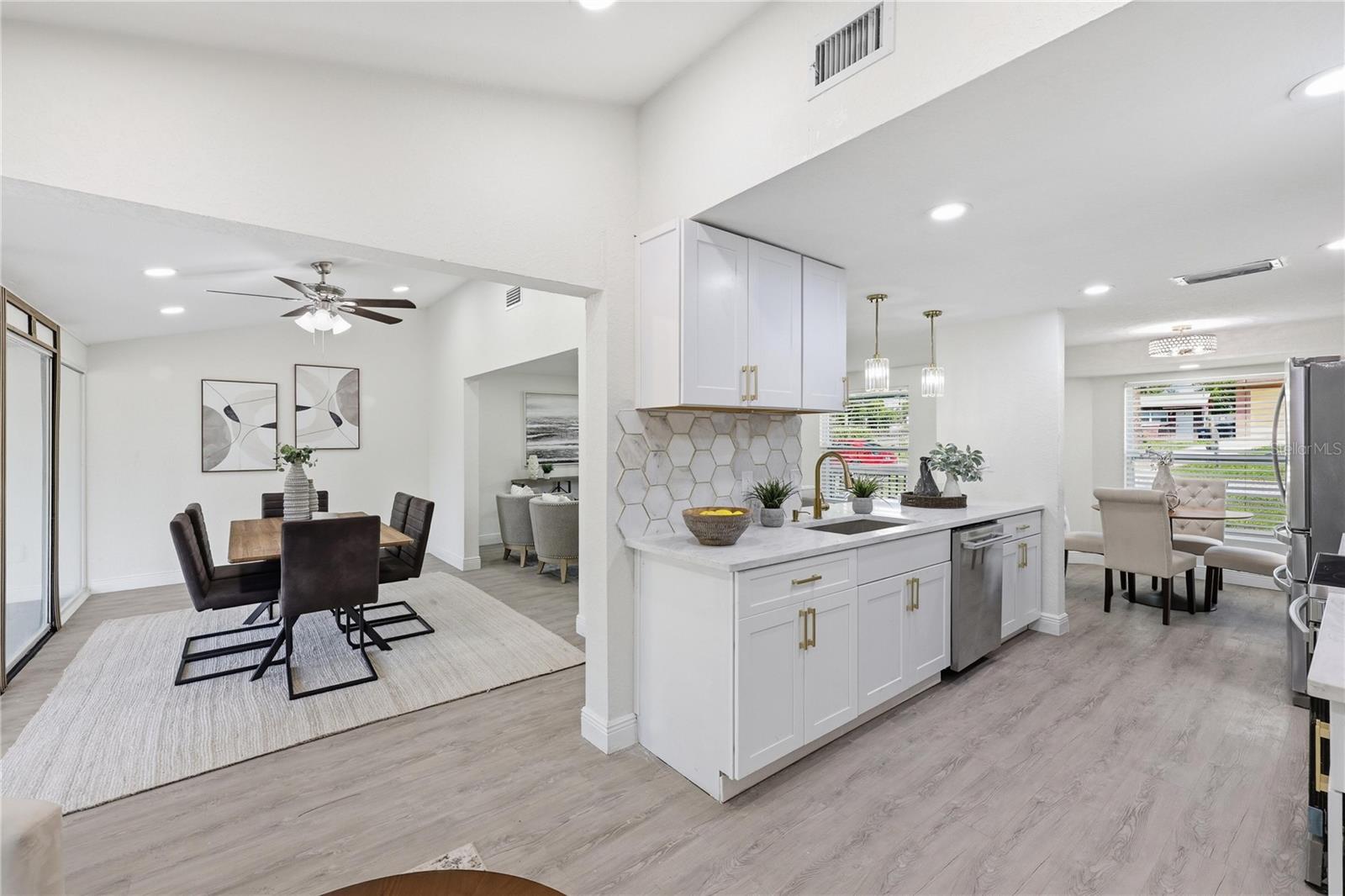 1915 E MULBERRY DR — photo 14