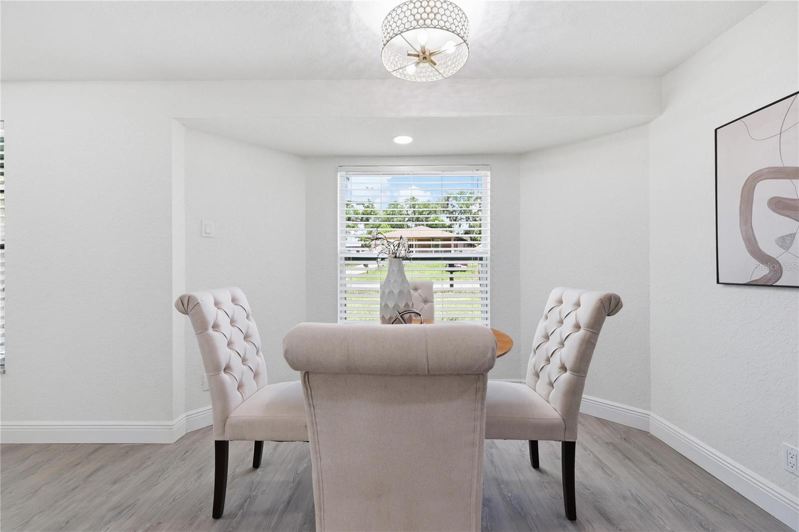 1915 E MULBERRY DR — photo 10