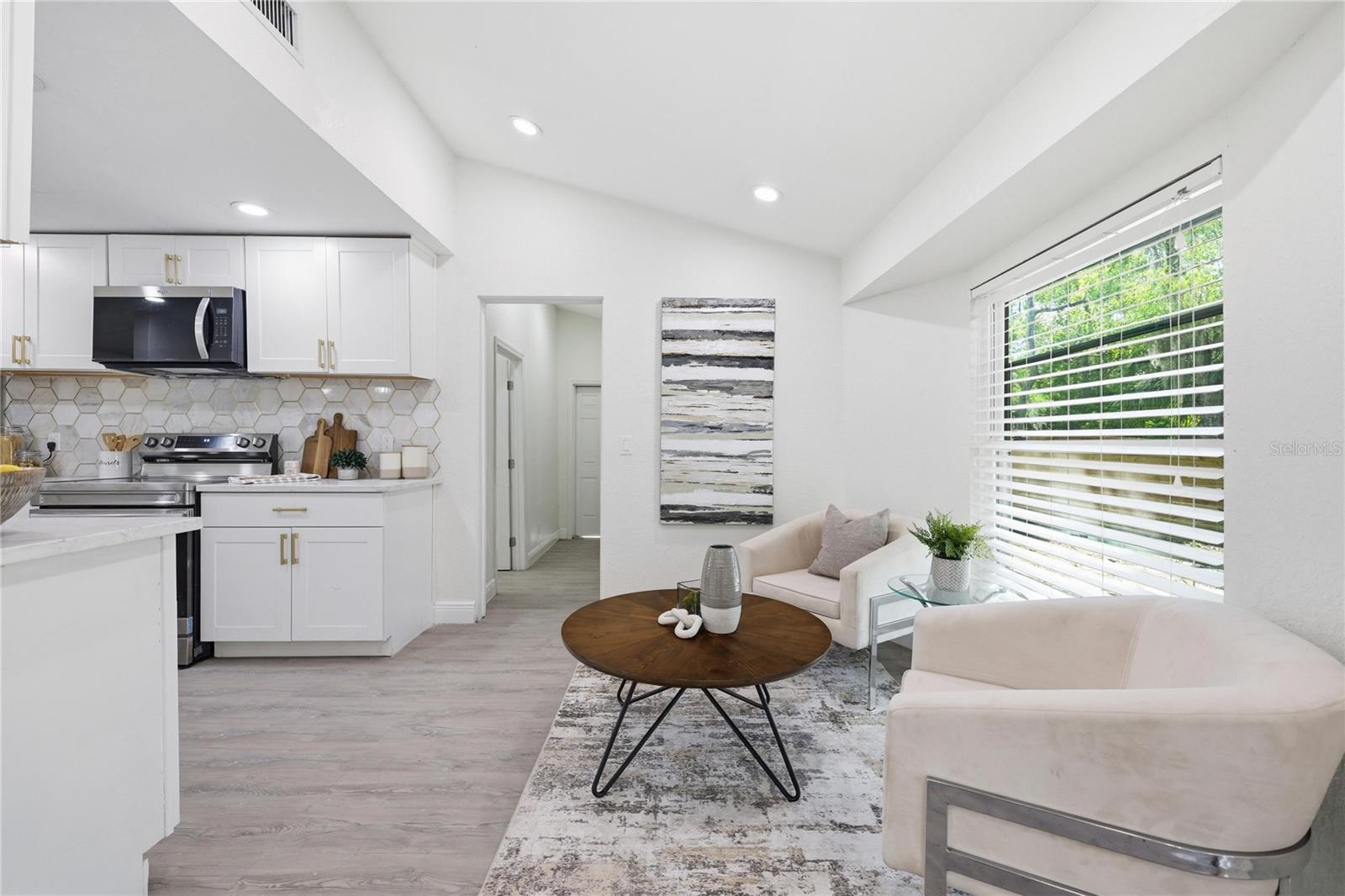 1915 E MULBERRY DR — photo 12