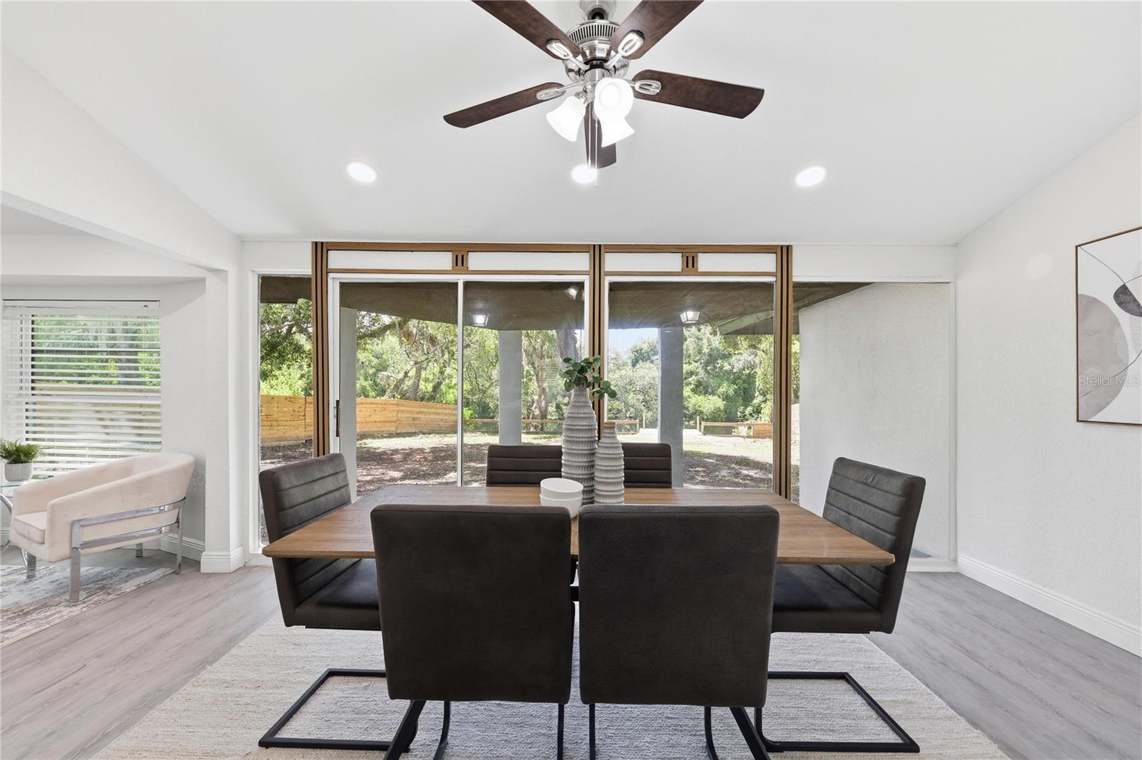 1915 E MULBERRY DR — photo 9