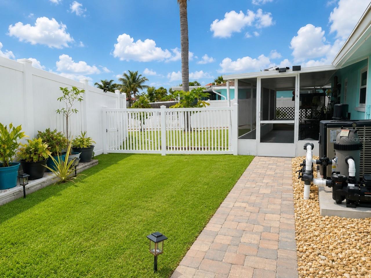 1002 SILVER PALM WAY — photo 10