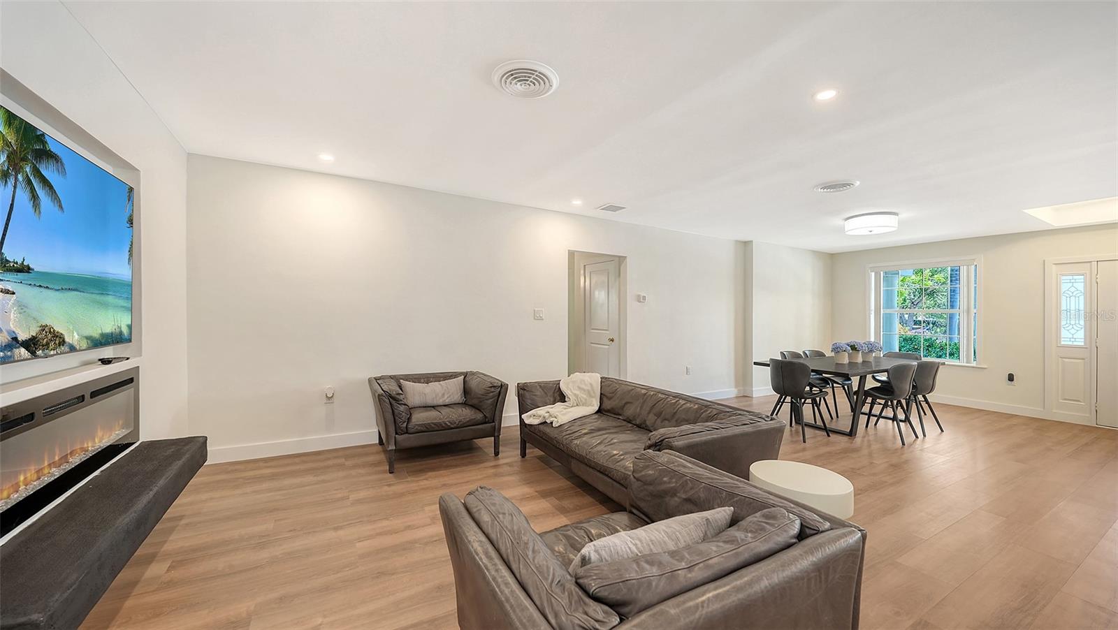 2465 FOSTER LN — photo 8