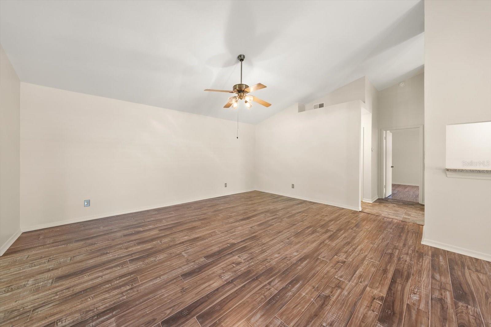 2069 LAKEVIEW DR — photo 8