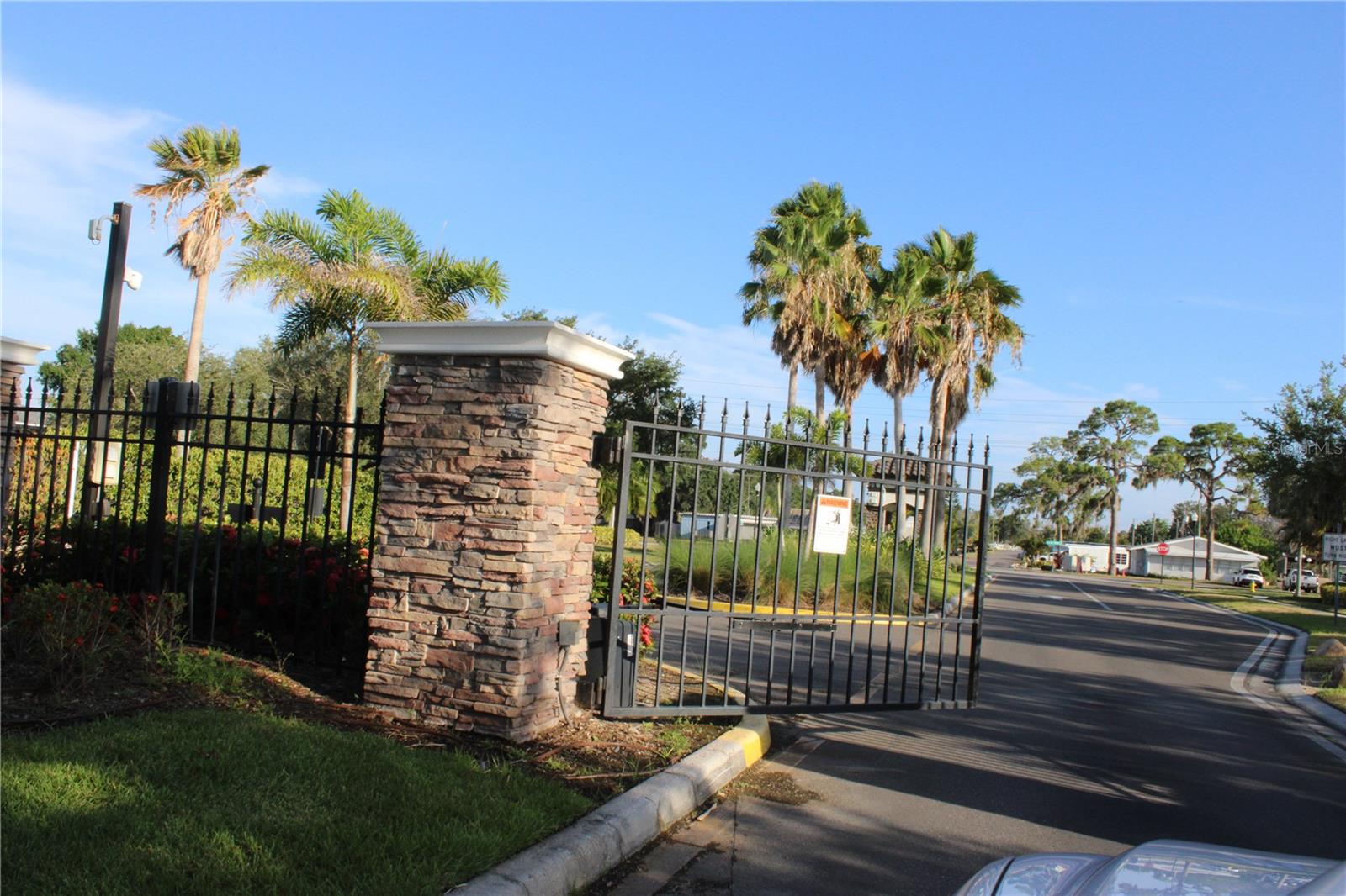433 YORK DALE DR — photo 39