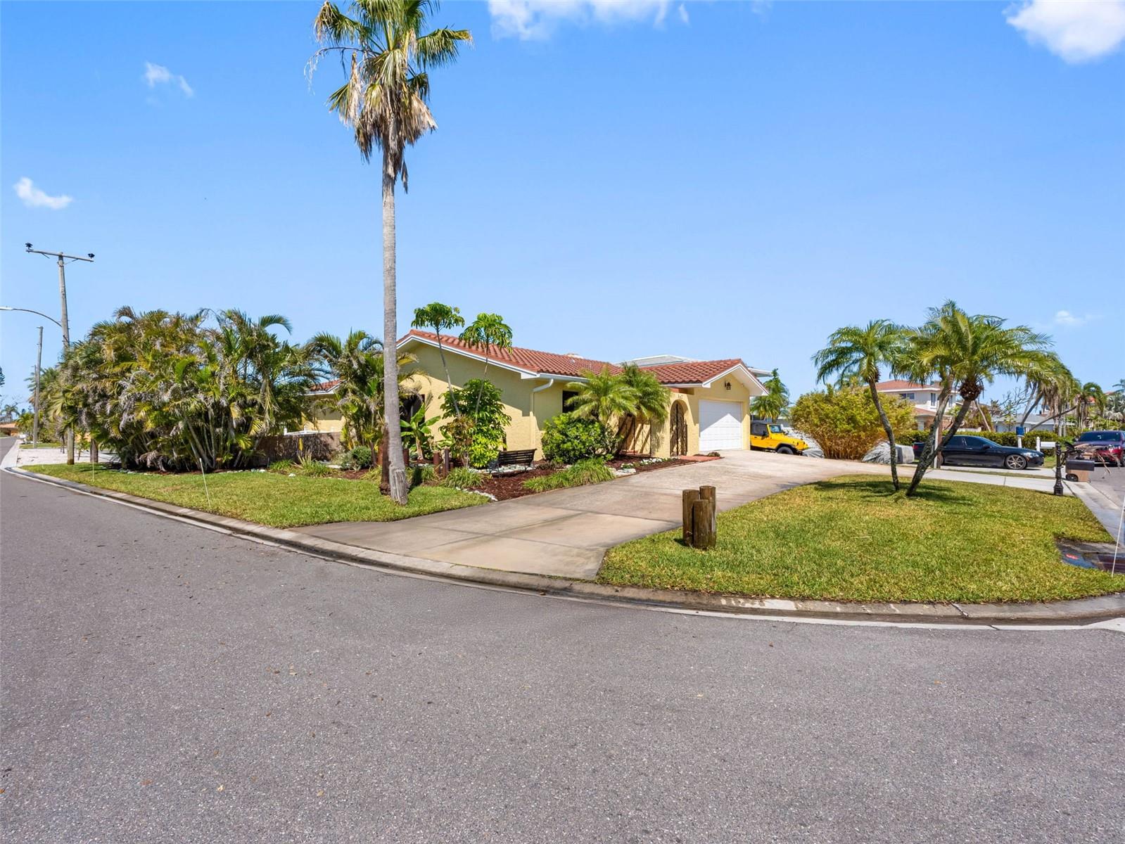 562 JOHNS PASS AVE — photo 3