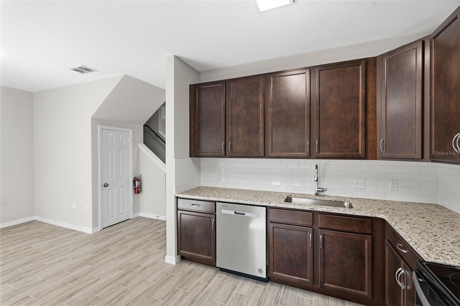 7560 PLANTATION CIR — photo 8