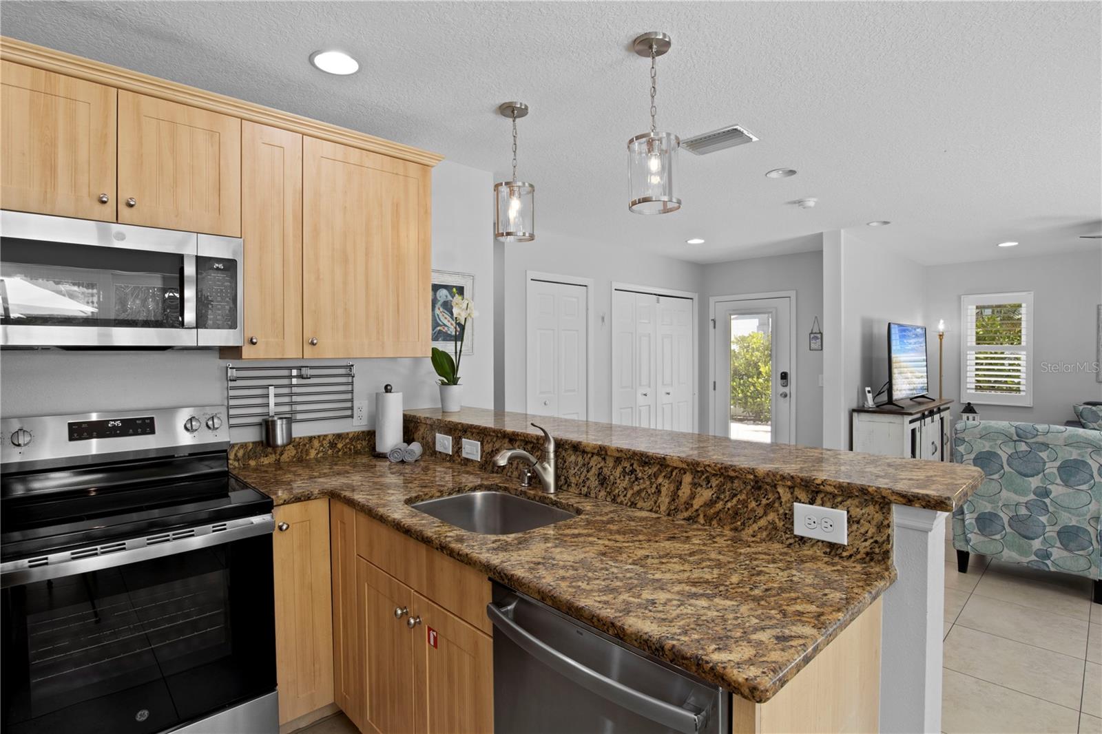 110 PALM AVE — photo 14