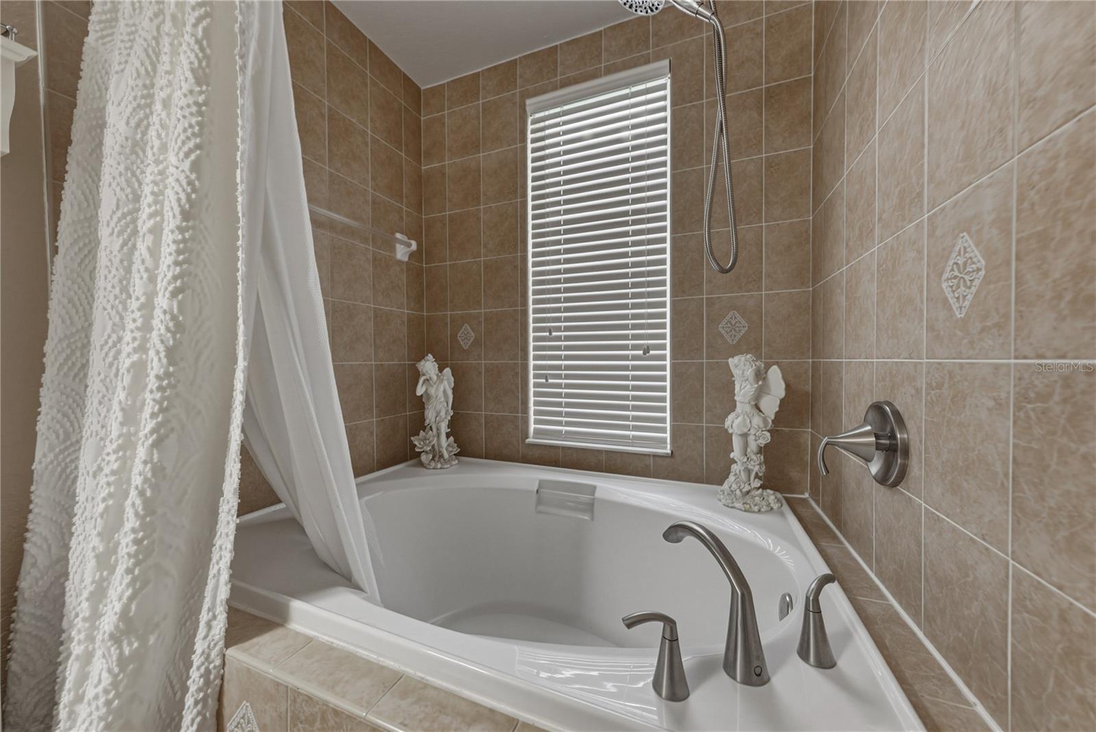 12215 WOODLANDS CIR — photo 40