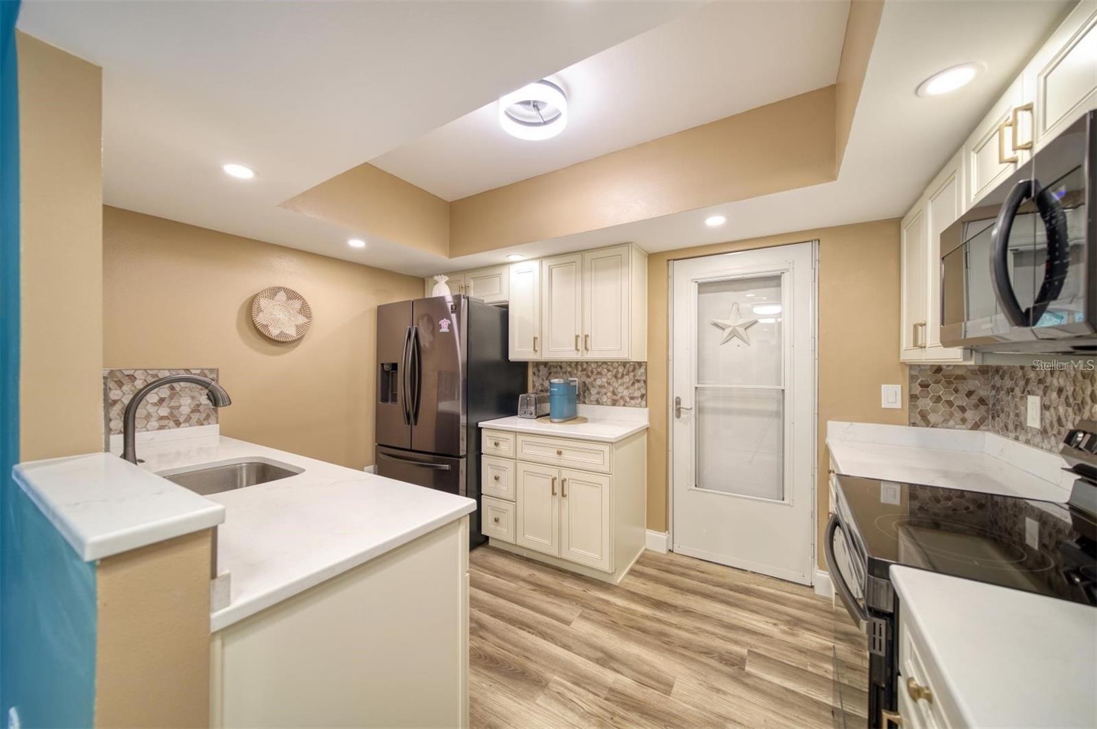 105 ISLAND WAY #112 — photo 34
