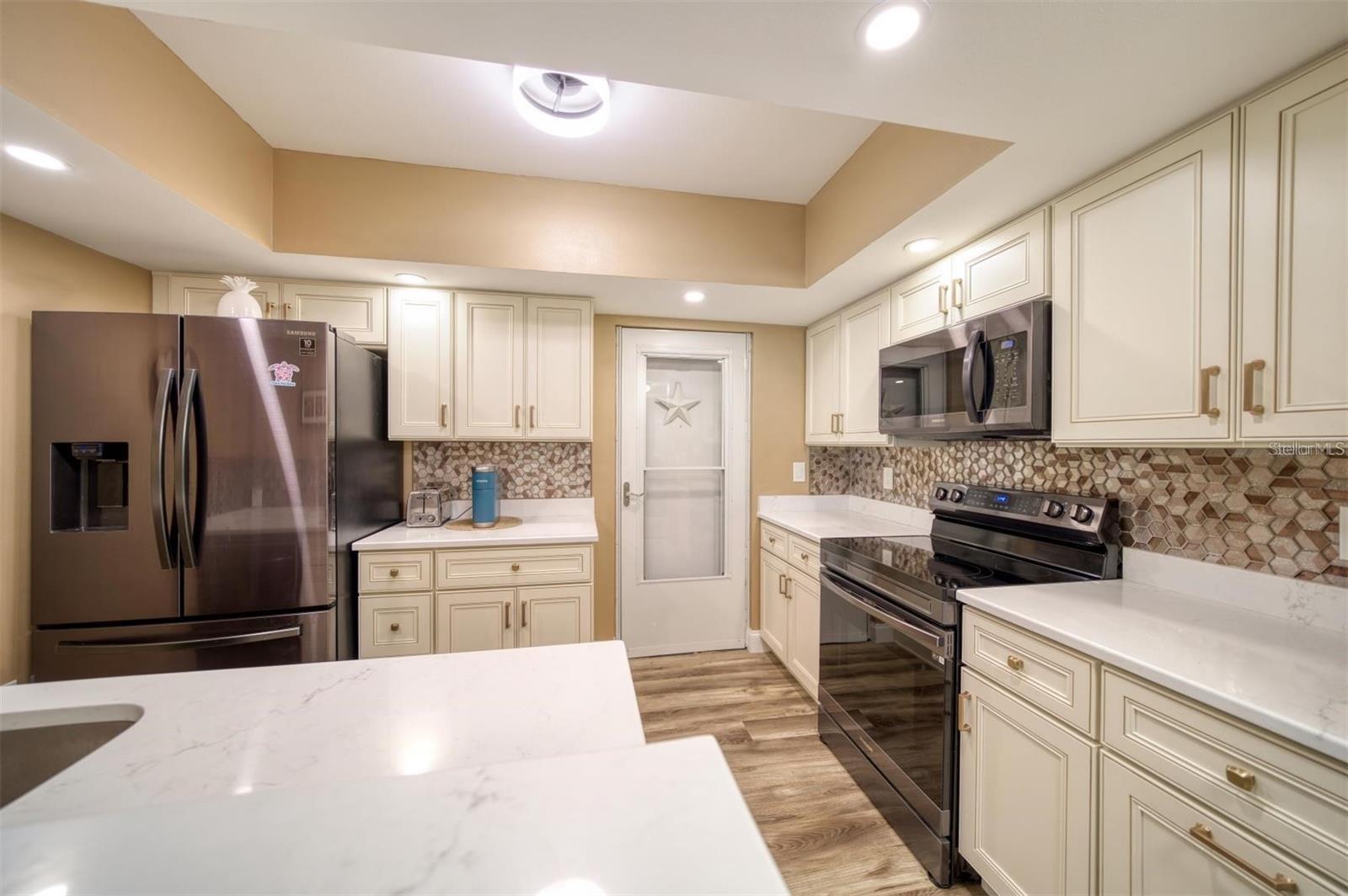 105 ISLAND WAY #112 — photo 31