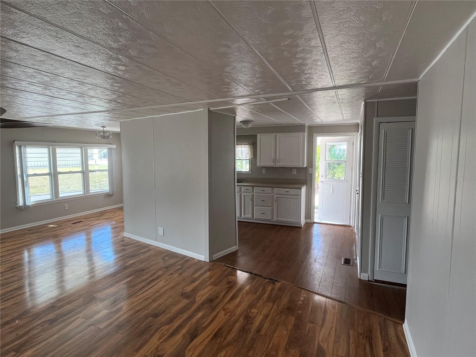 633 COMO DR — photo 9