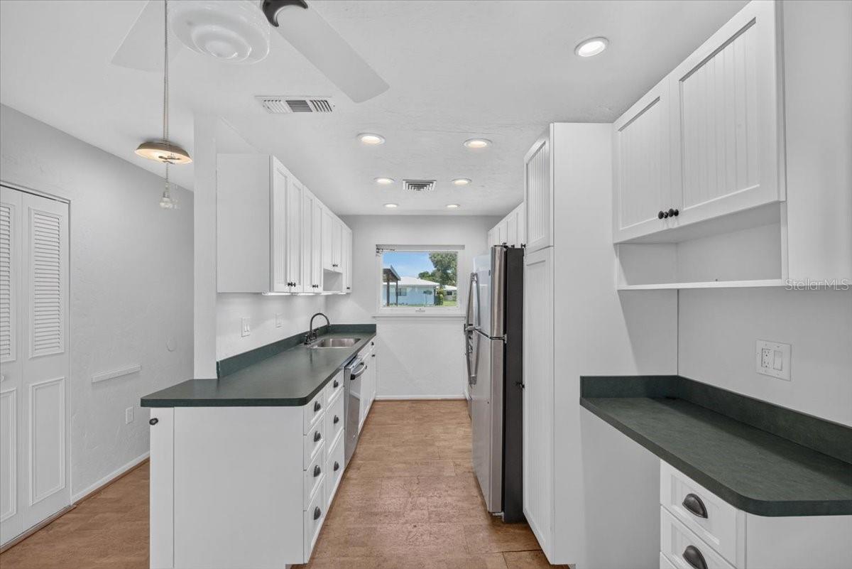 166 CIRCLEWOOD DR #101 — photo 8