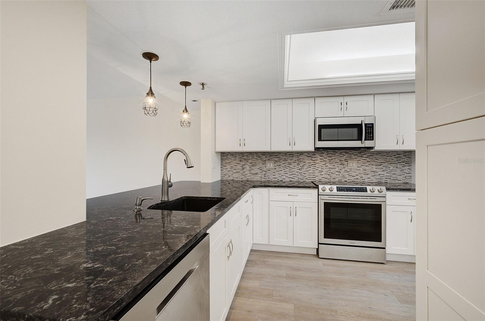 7204 JESSIE HARBOR DR #7204 — photo 4