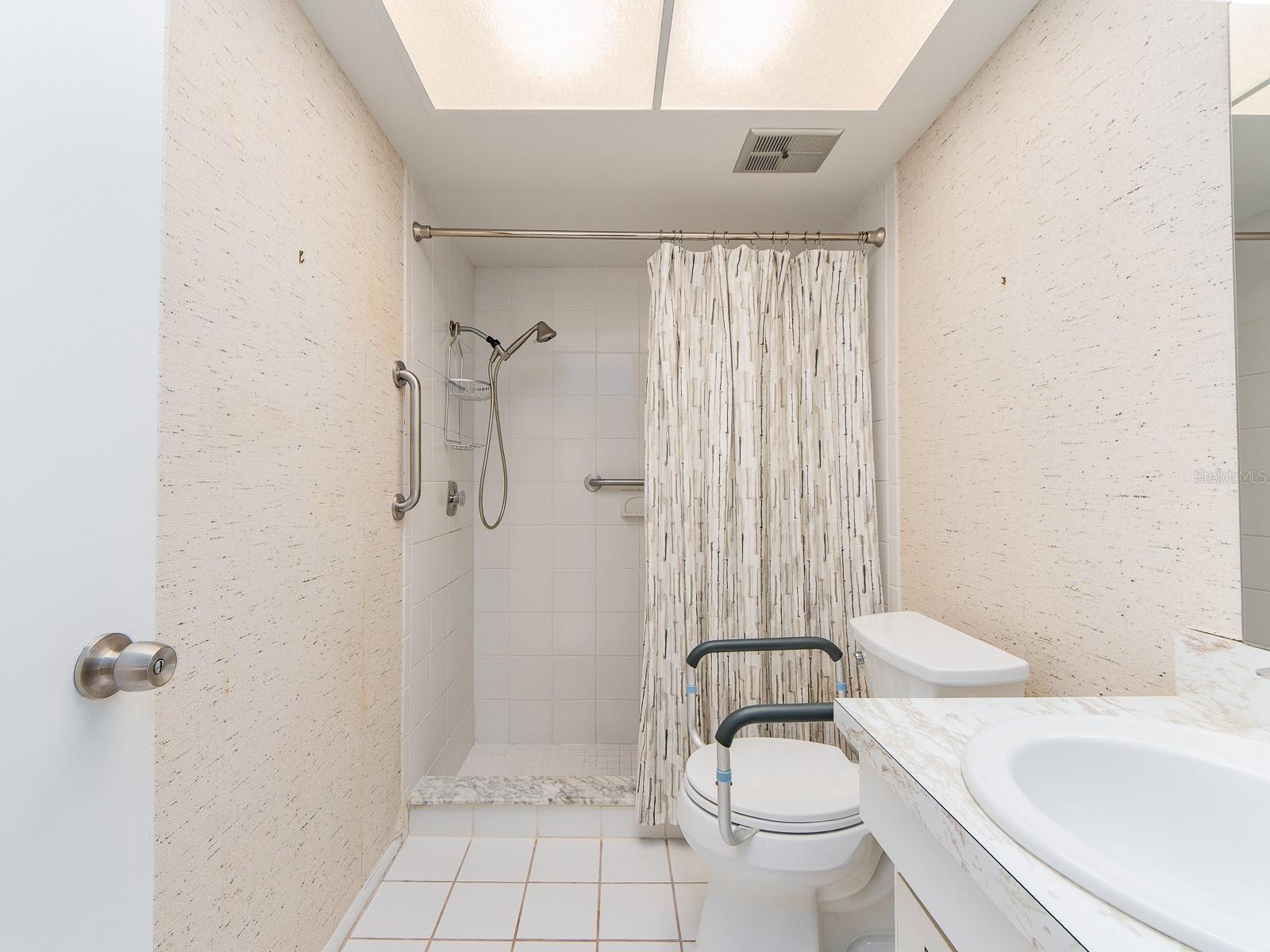 1009 QUEEN ANNE DR #B — photo 17