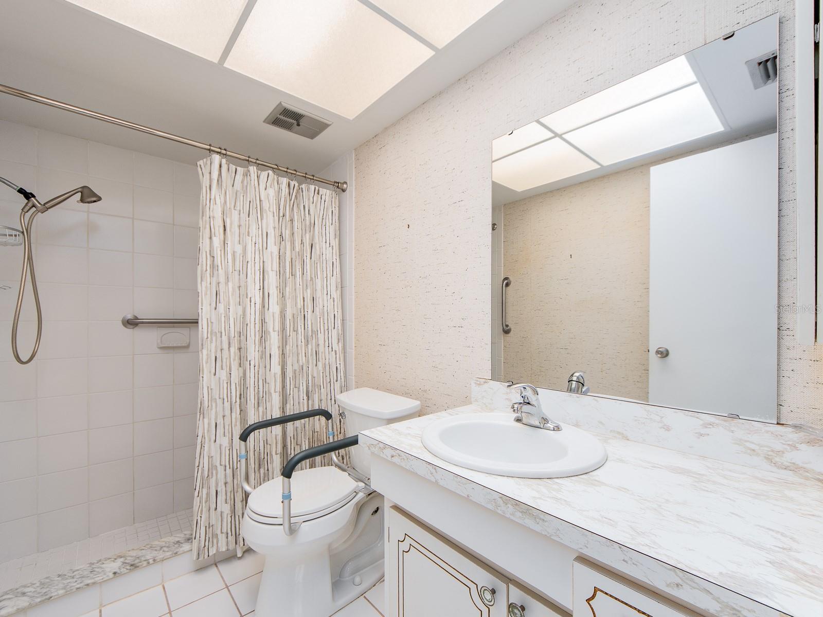 1009 QUEEN ANNE DR #B — photo 16
