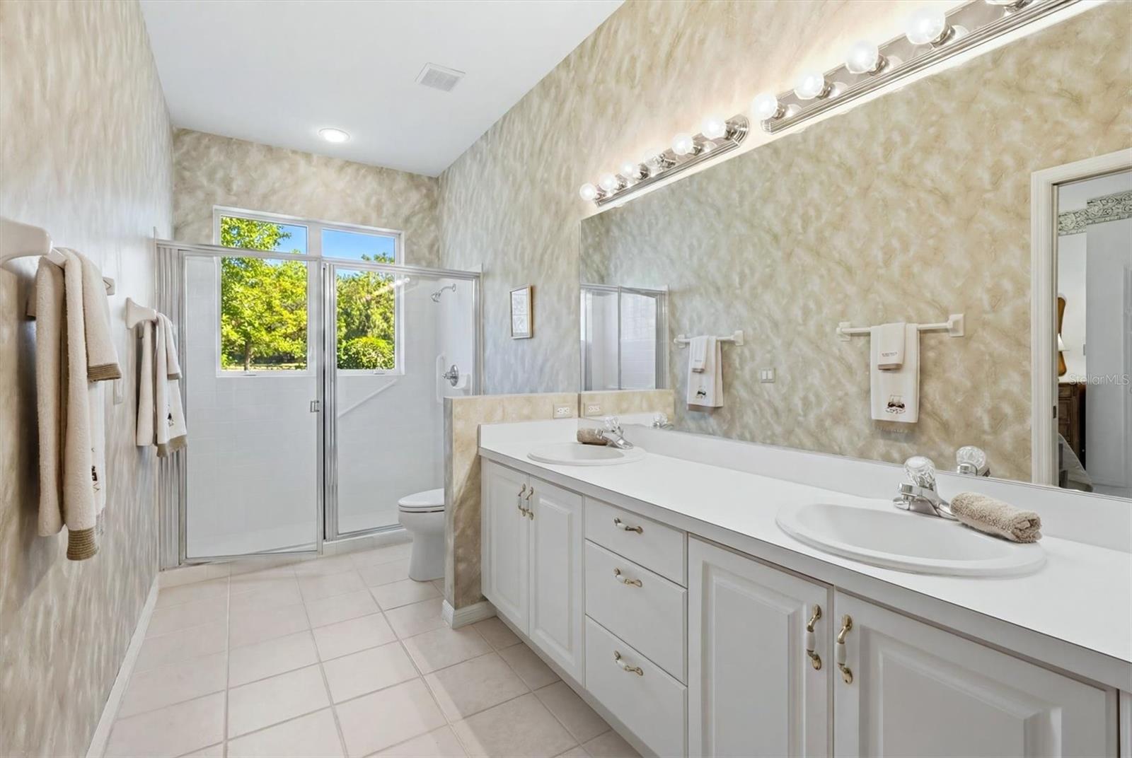 9402 FOREST HILLS CIR — photo 28