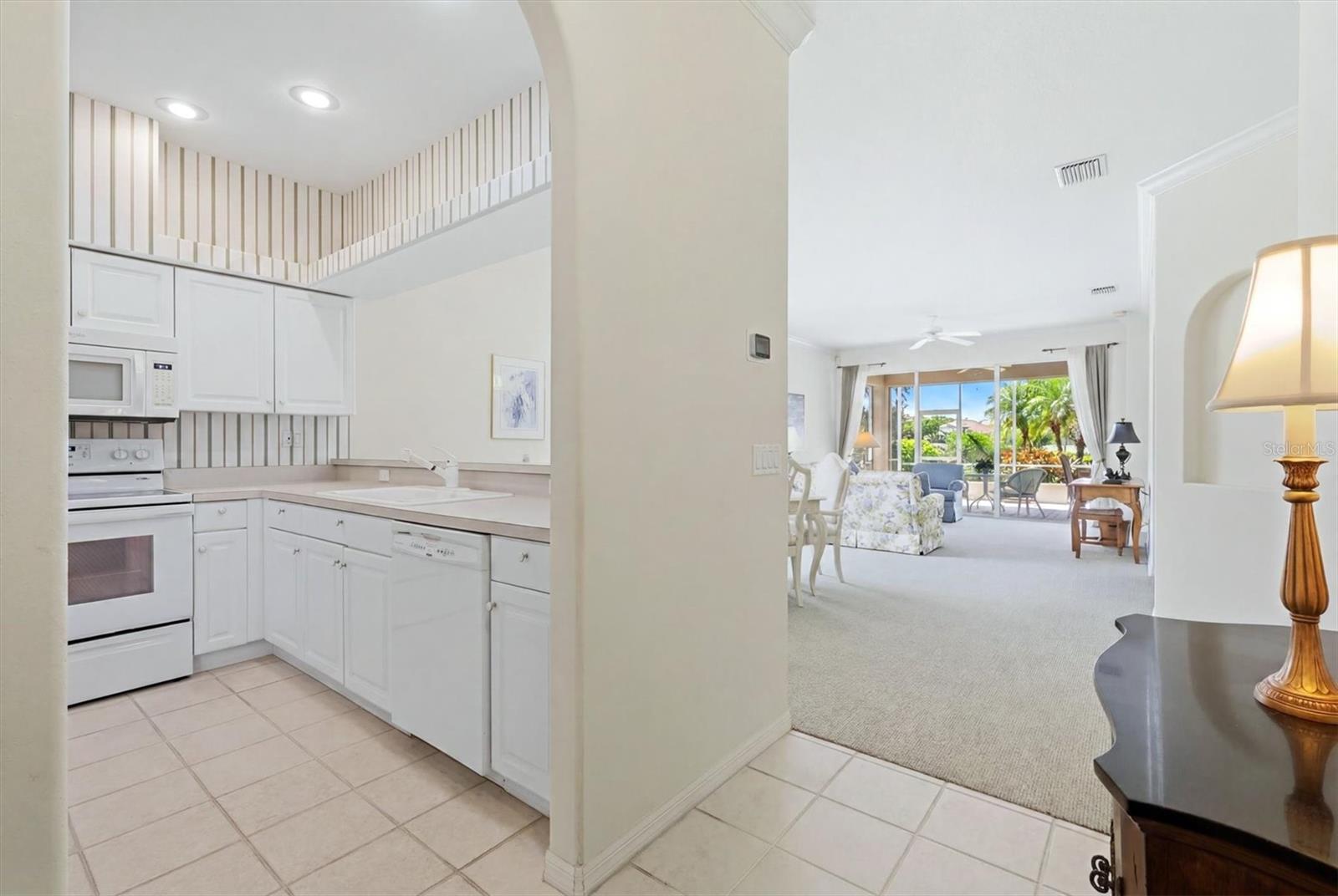 9402 FOREST HILLS CIR — photo 7