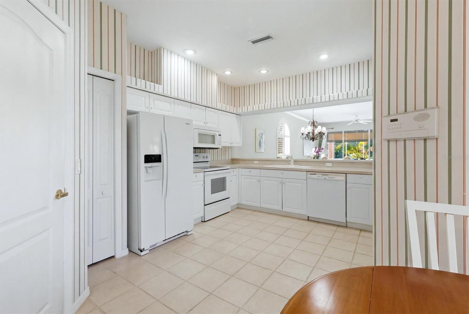 9402 FOREST HILLS CIR — photo 10
