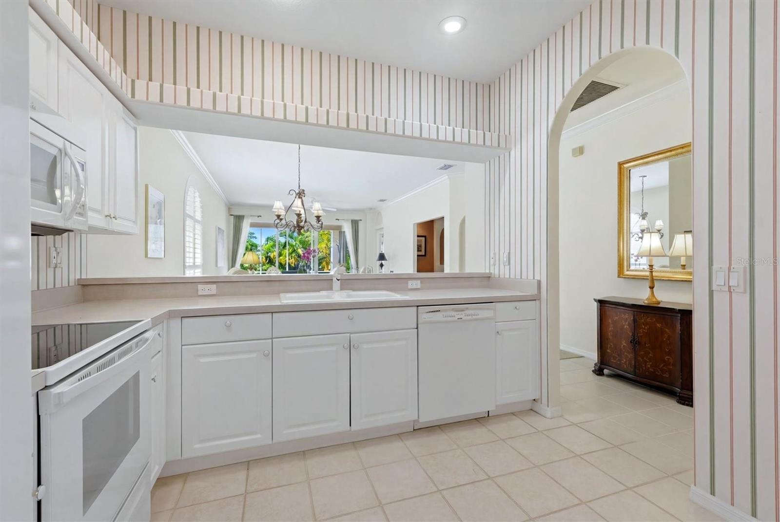9402 FOREST HILLS CIR — photo 21