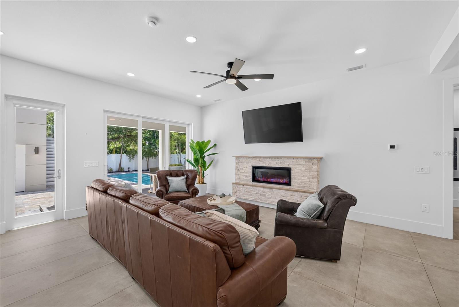 2430 FLOYD ST — photo 12