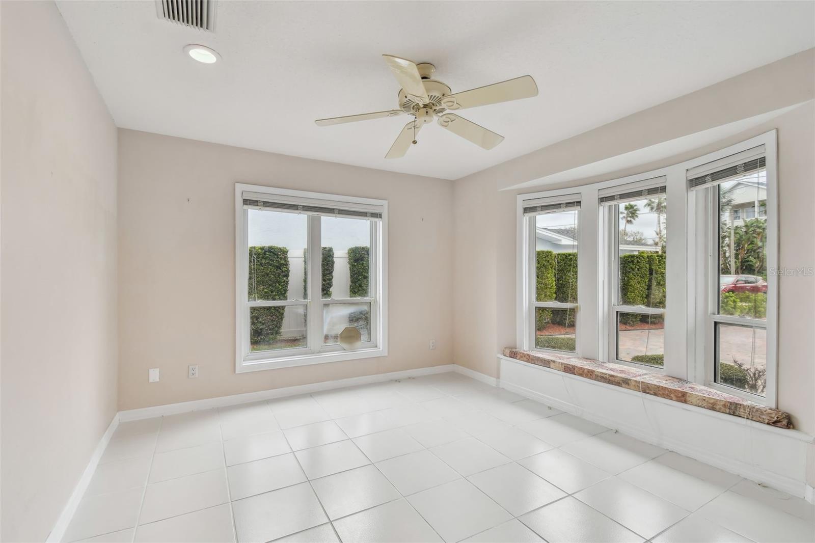 119 CARLYLE CIR — photo 34