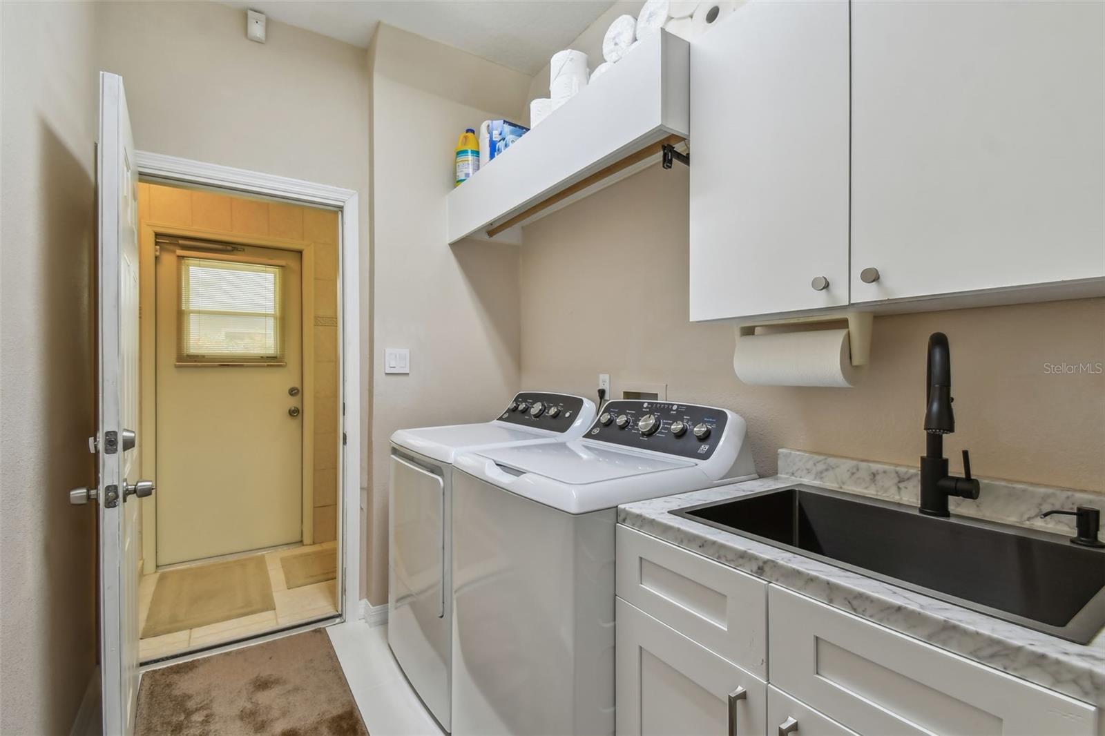 119 CARLYLE CIR — photo 30