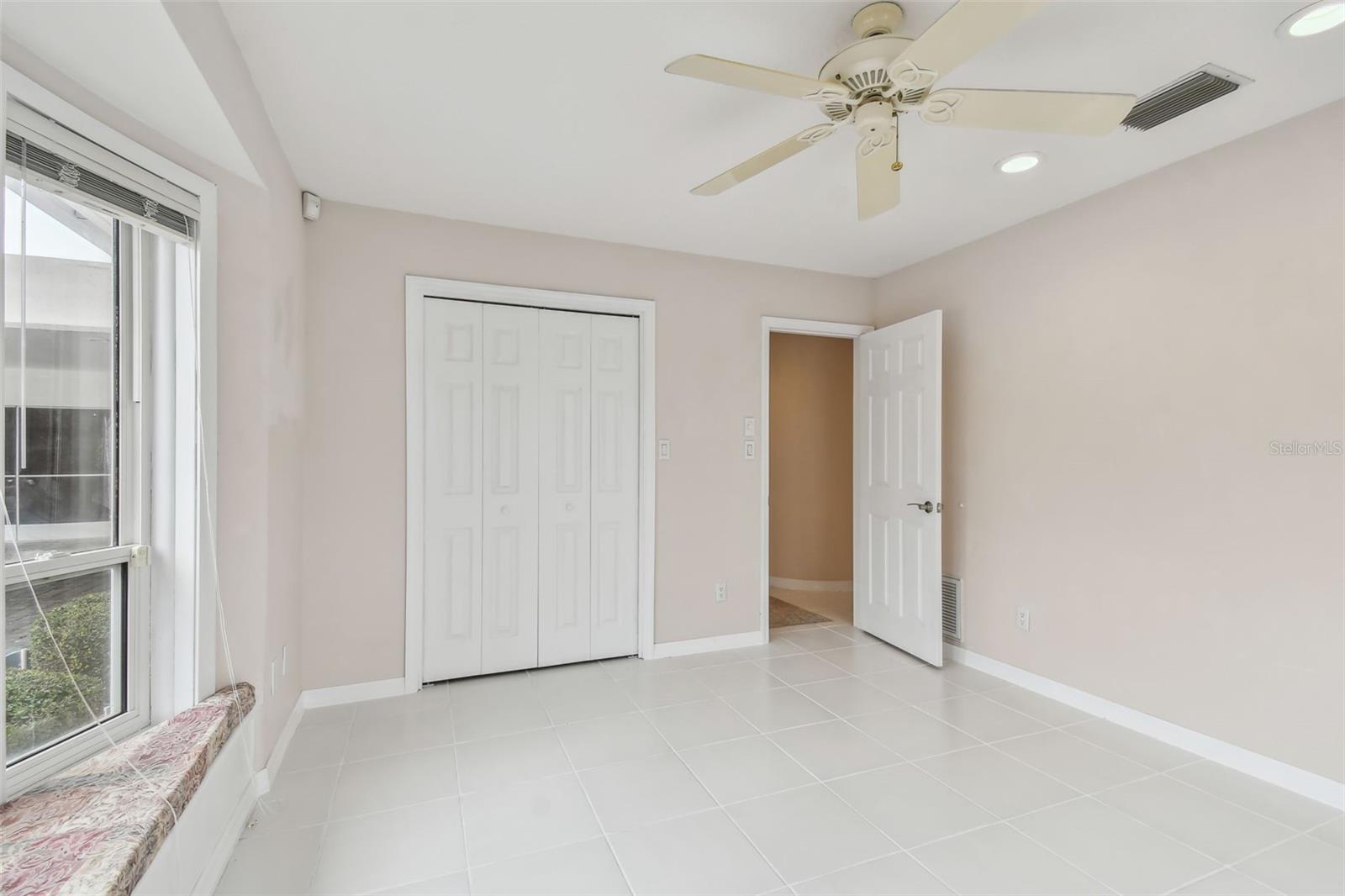 119 CARLYLE CIR — photo 35