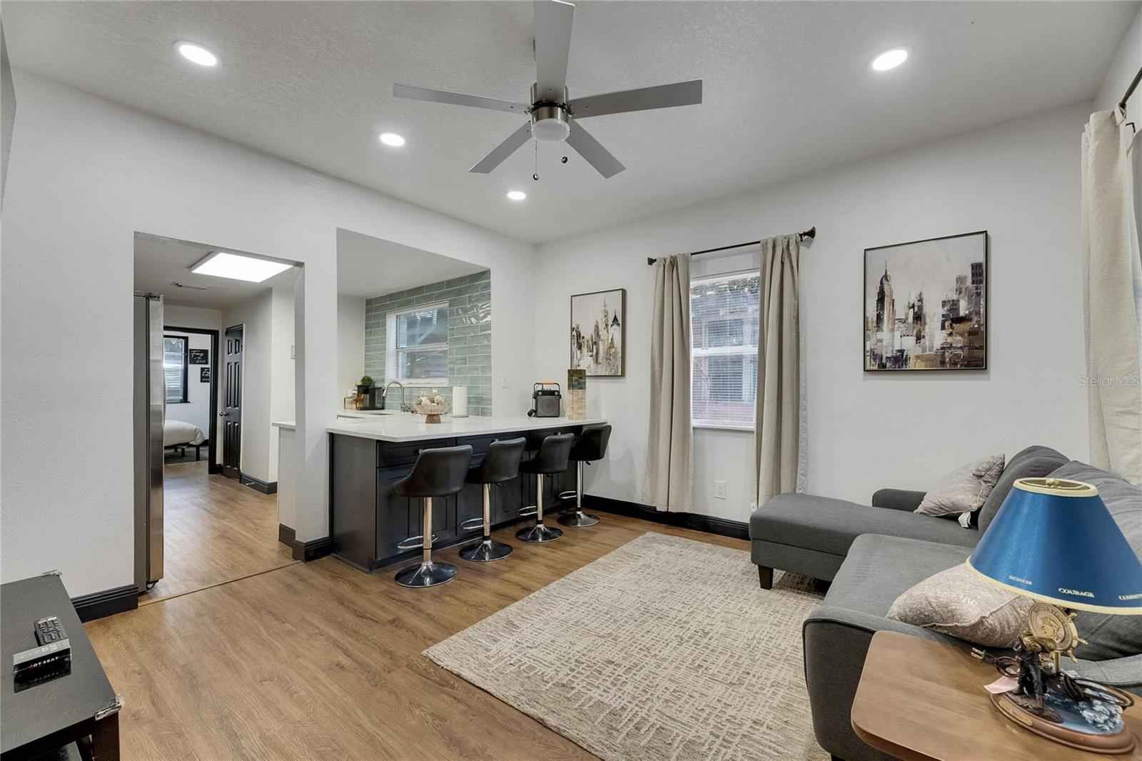 1009 E COLUMBUS DR — photo 2