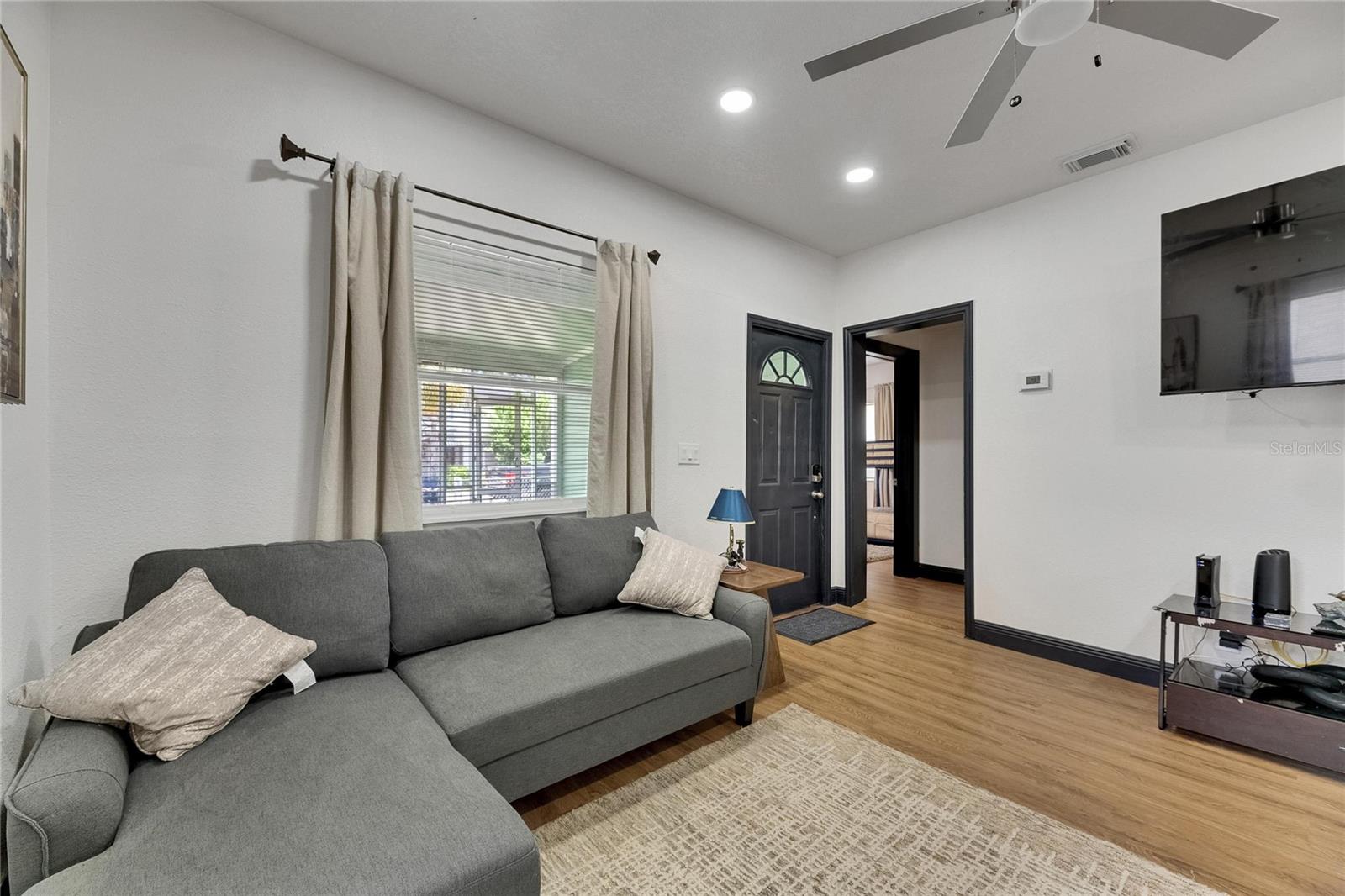 1009 E COLUMBUS DR — photo 4