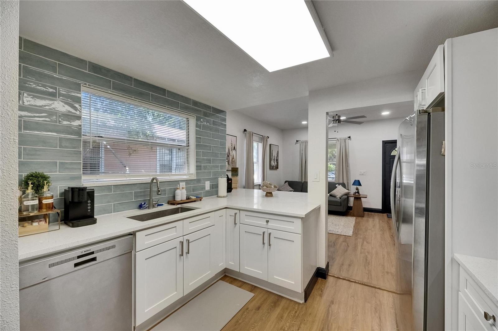 1009 E COLUMBUS DR — photo 8