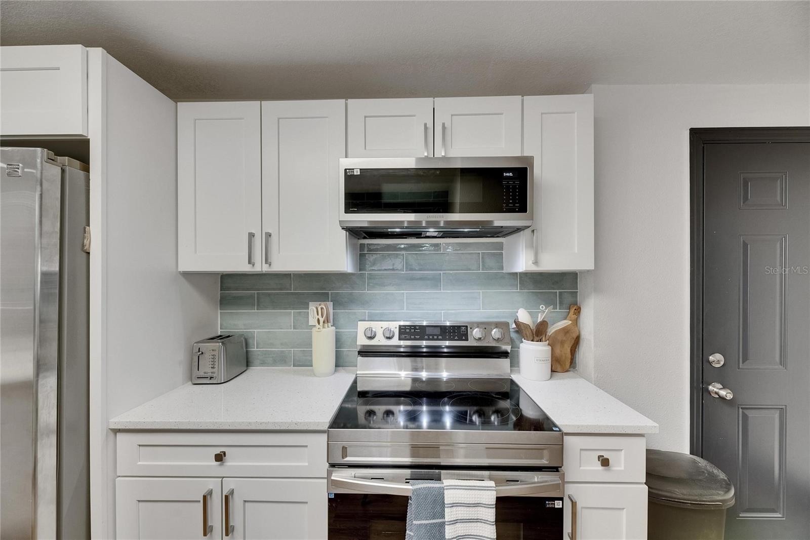 1009 E COLUMBUS DR — photo 11