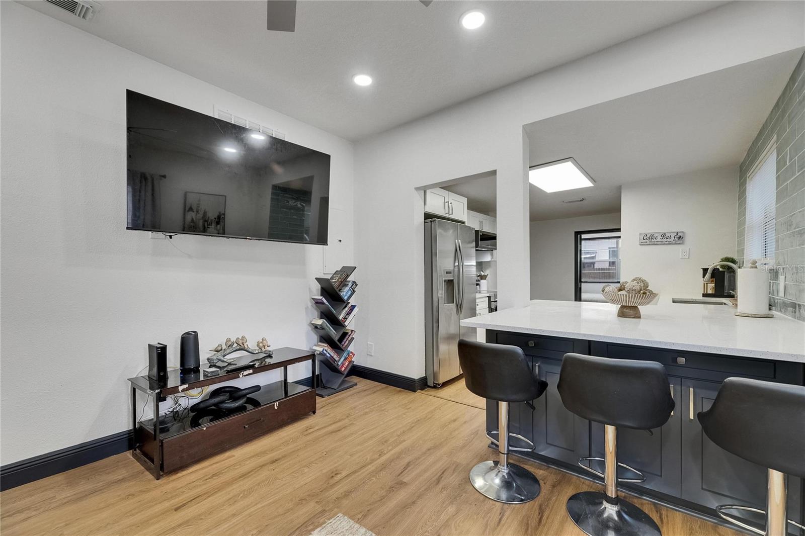 1009 E COLUMBUS DR — photo 3