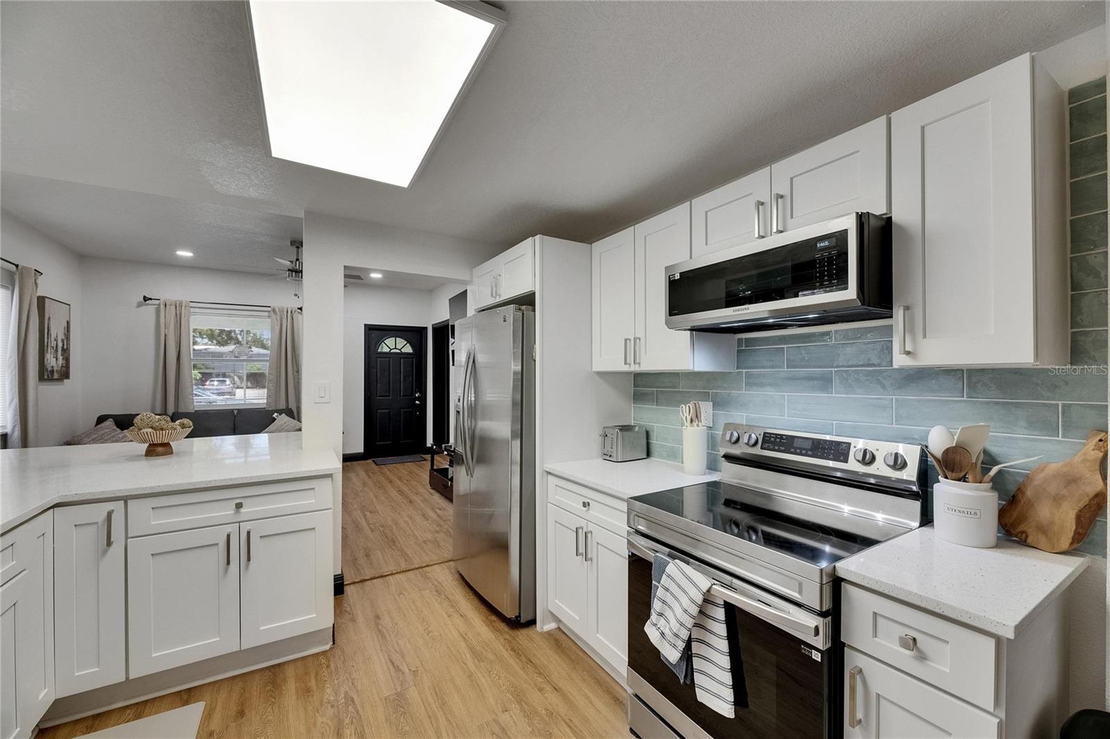 1009 E COLUMBUS DR — photo 10