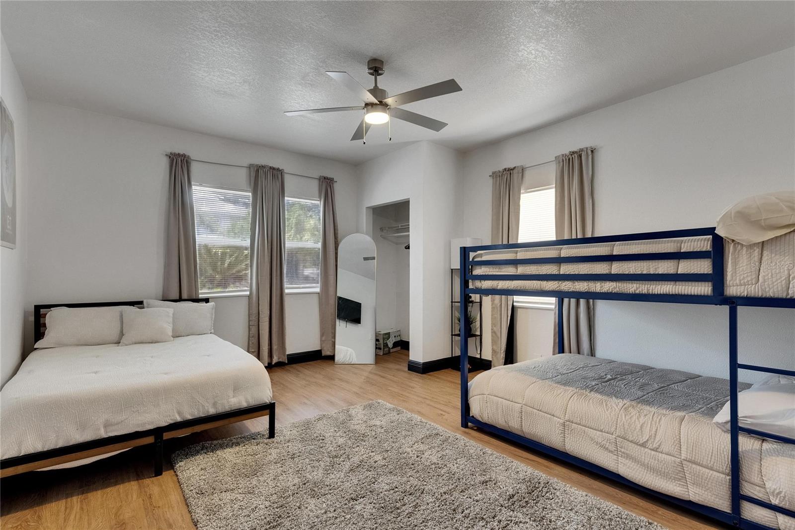 1009 E COLUMBUS DR — photo 32