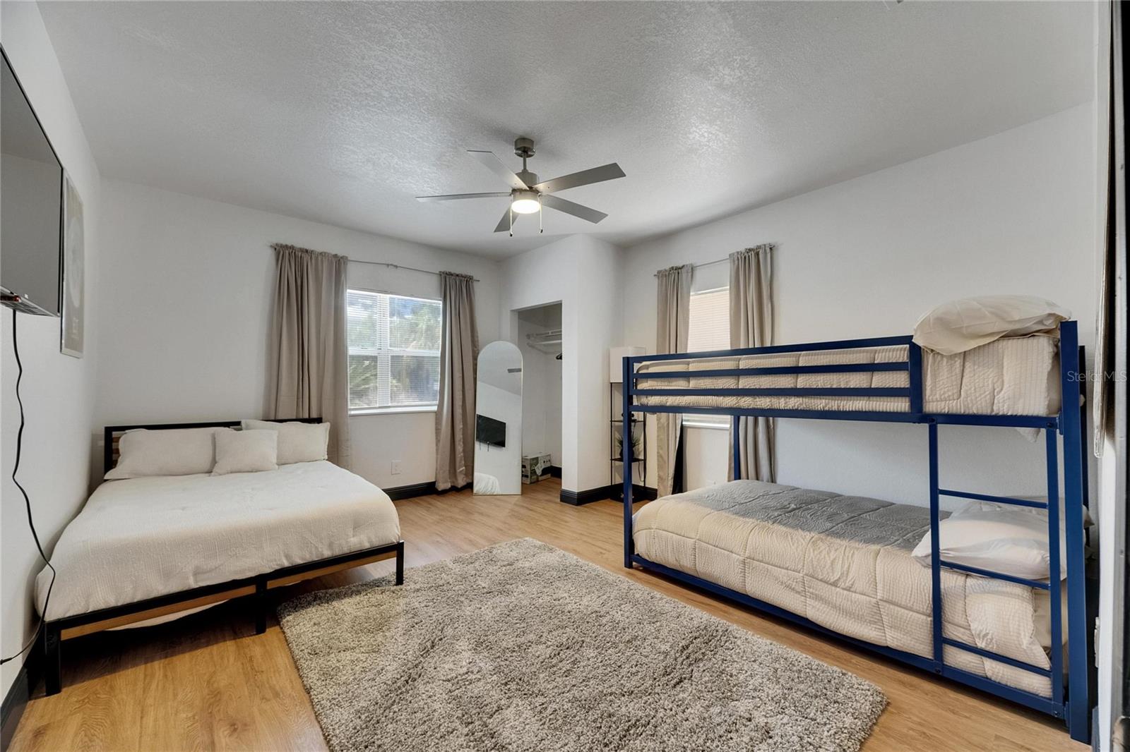 1009 E COLUMBUS DR — photo 17