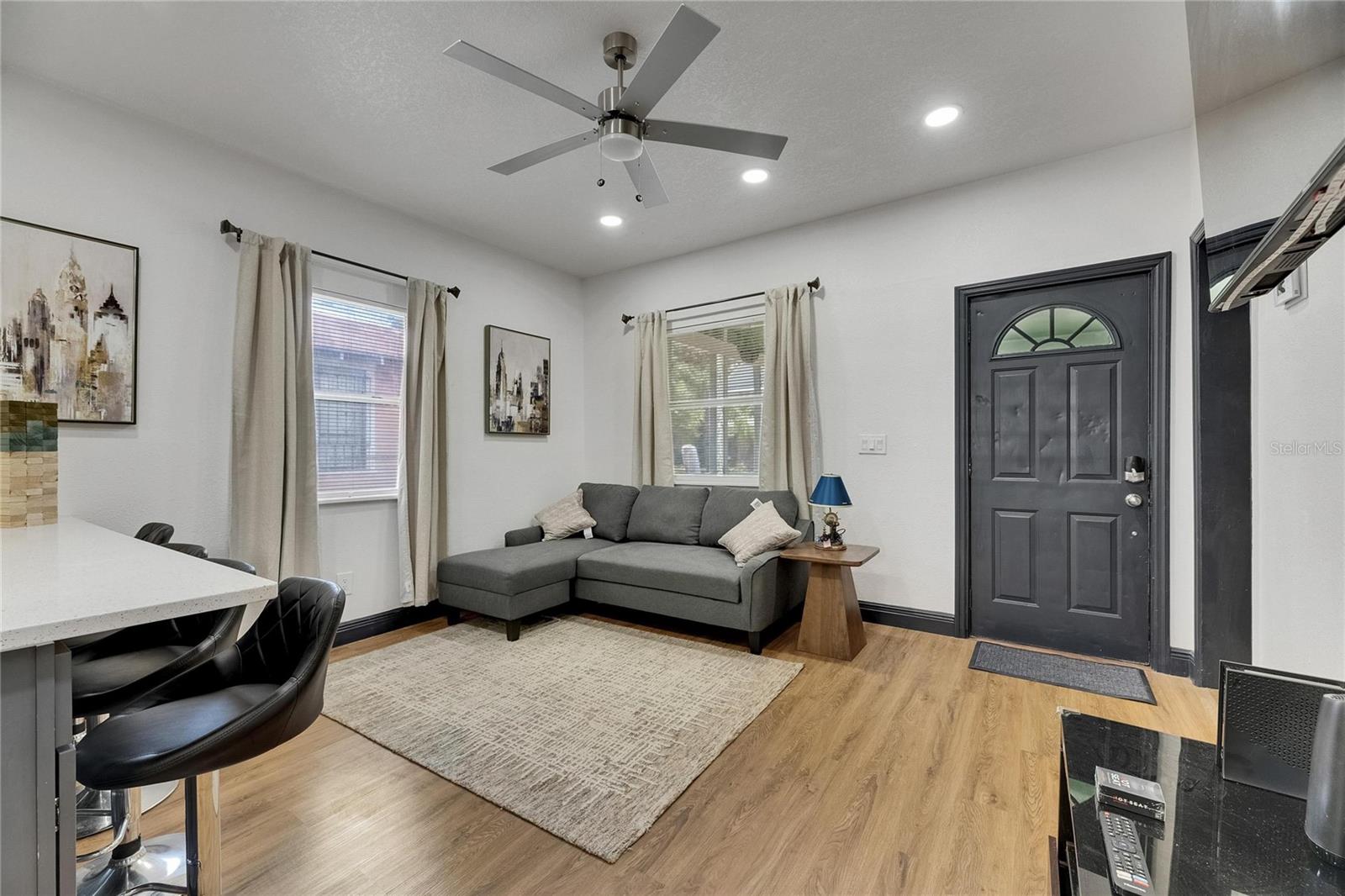 1009 E COLUMBUS DR — photo 5