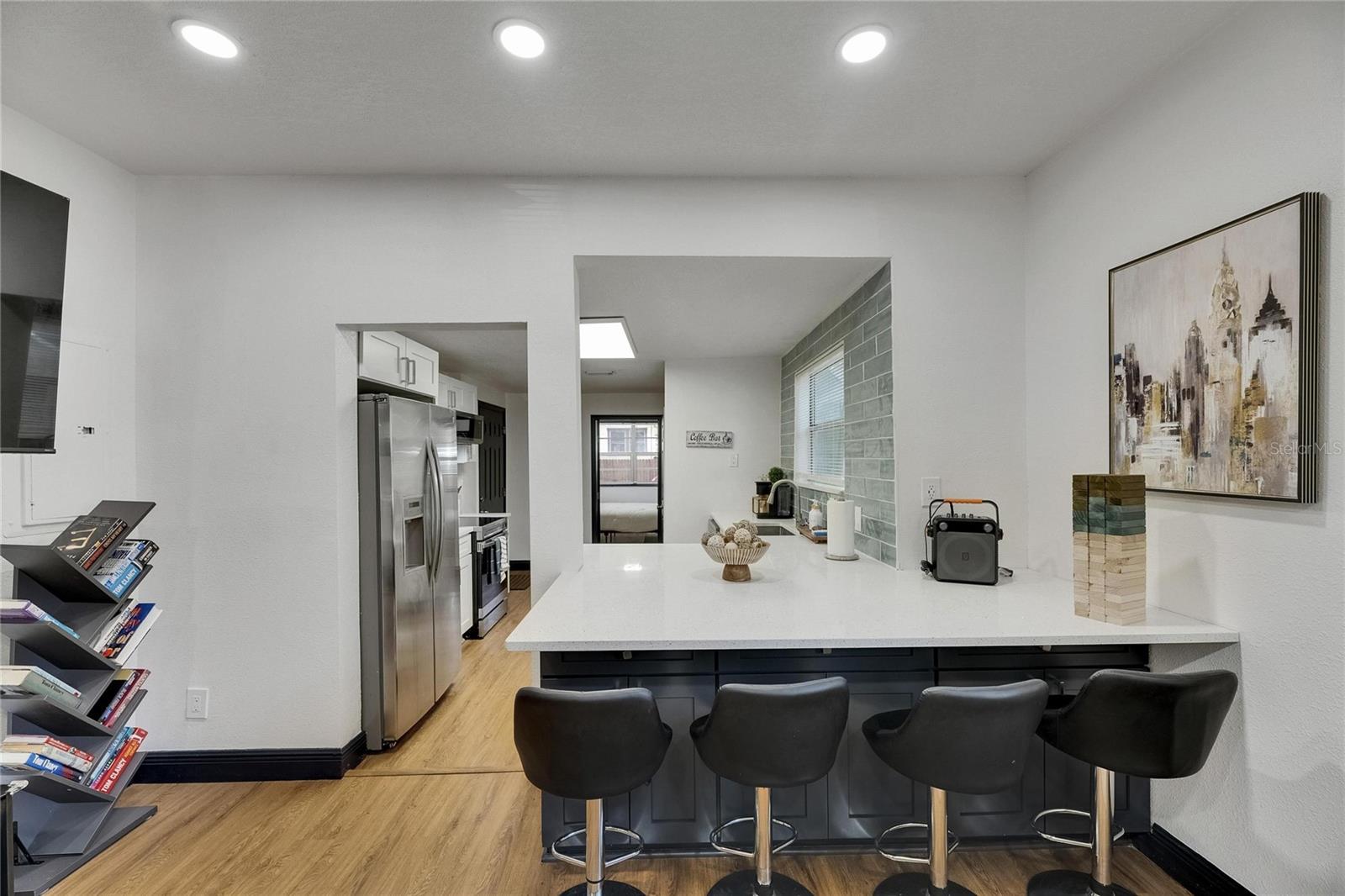 1009 E COLUMBUS DR — photo 6