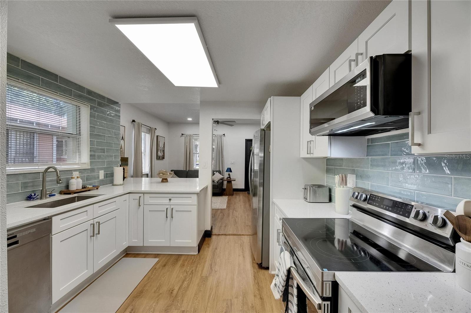 1009 E COLUMBUS DR — photo 9