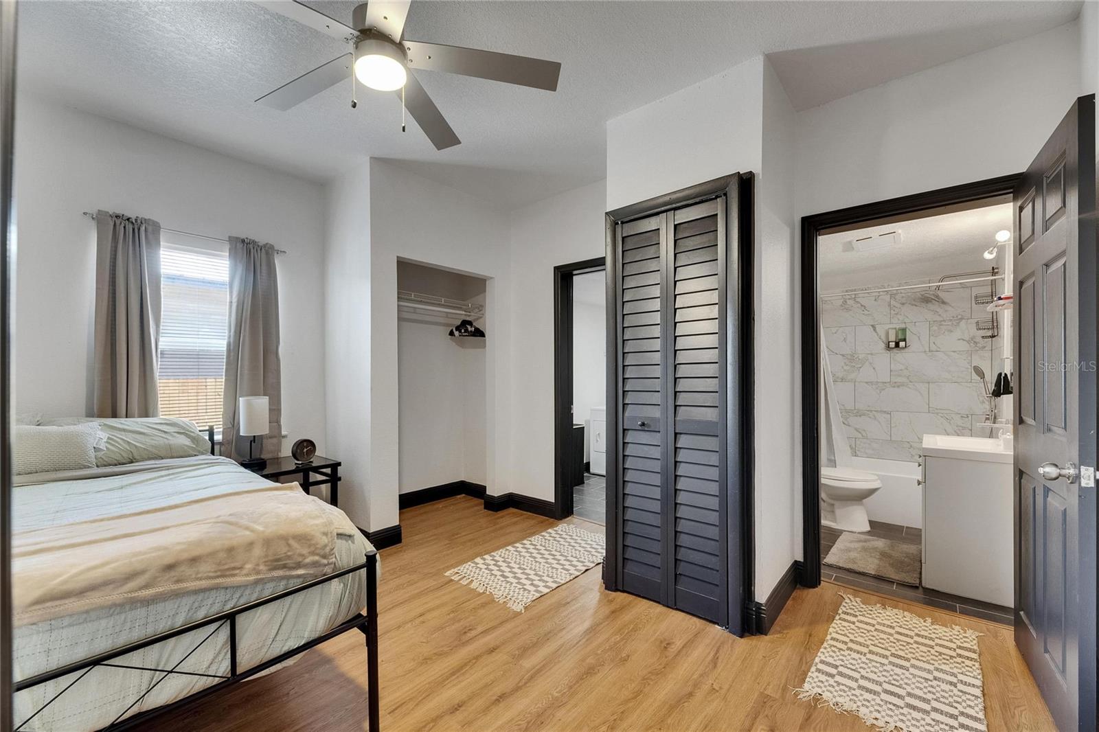1009 E COLUMBUS DR — photo 12