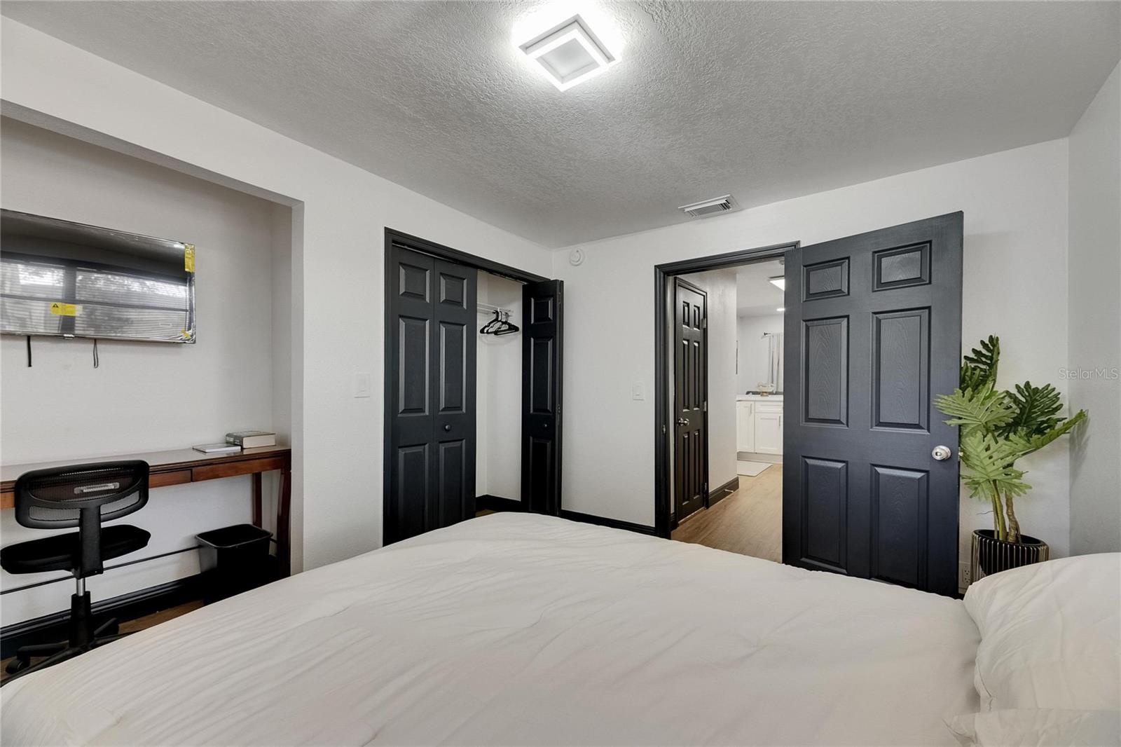 1009 E COLUMBUS DR — photo 20